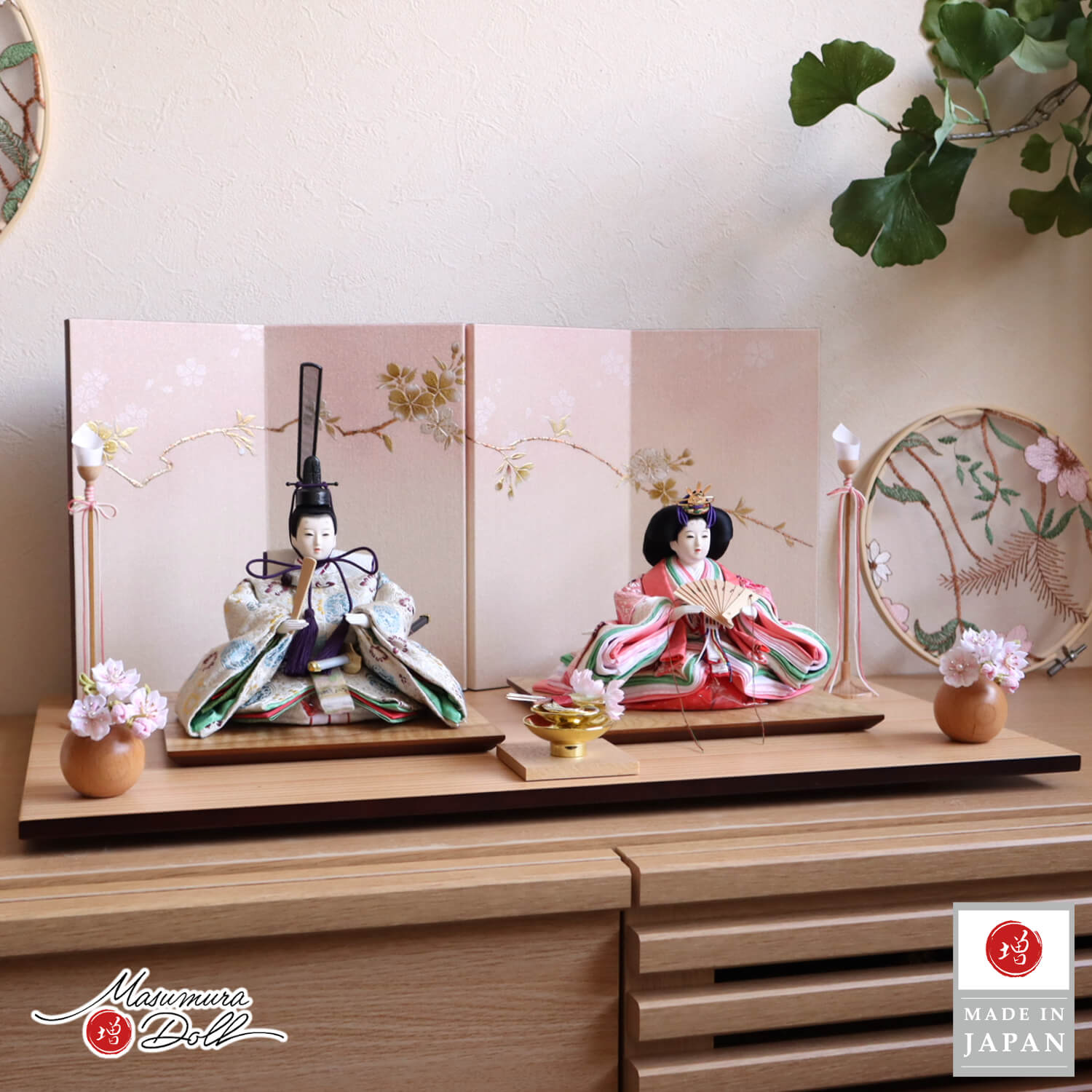 雛人形 華峰作 芥子 大嶋金襴謹製 正絹西陣織丸紋 無地扇 桜ぼかし金銀桜屏風 木製燭台 ナチュラルちりめん丸玉桜 ラメ入り 盃飾 ナチュラル杉製平台 コンパクト飾り ひな人形 増村人形店 10003030