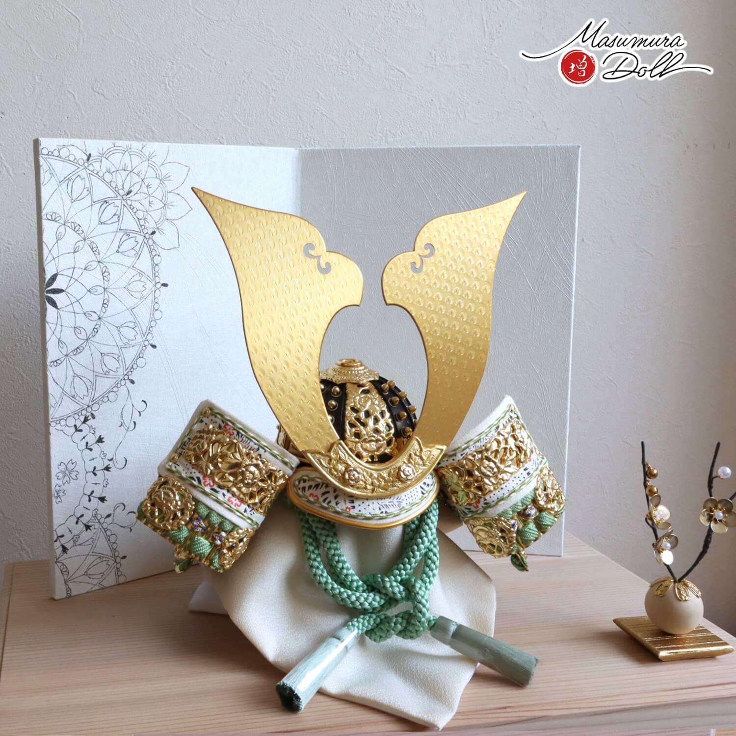 五月人形  伝統工芸士 京都・武久寛宗作 淡柚葉(ゆずは)糸 本漆塗黒小札 京12号兜 手描二曲 幾何学桜紋様屏風 国産杉箱40cmウォールナットライン収納 クリアフラワーゴールド梅 10002389