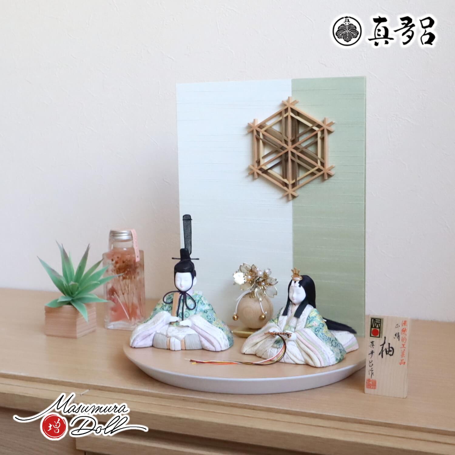 雛人形 伝統的工芸品 三世・金林真多呂作 柚雛 正絹西陣織 大川組子(伝統的工芸品)衝立飾 クリアフラワーゴールド桜 ナチュラル杉台【増村限定作品】煌珠 増村人形店 10002078