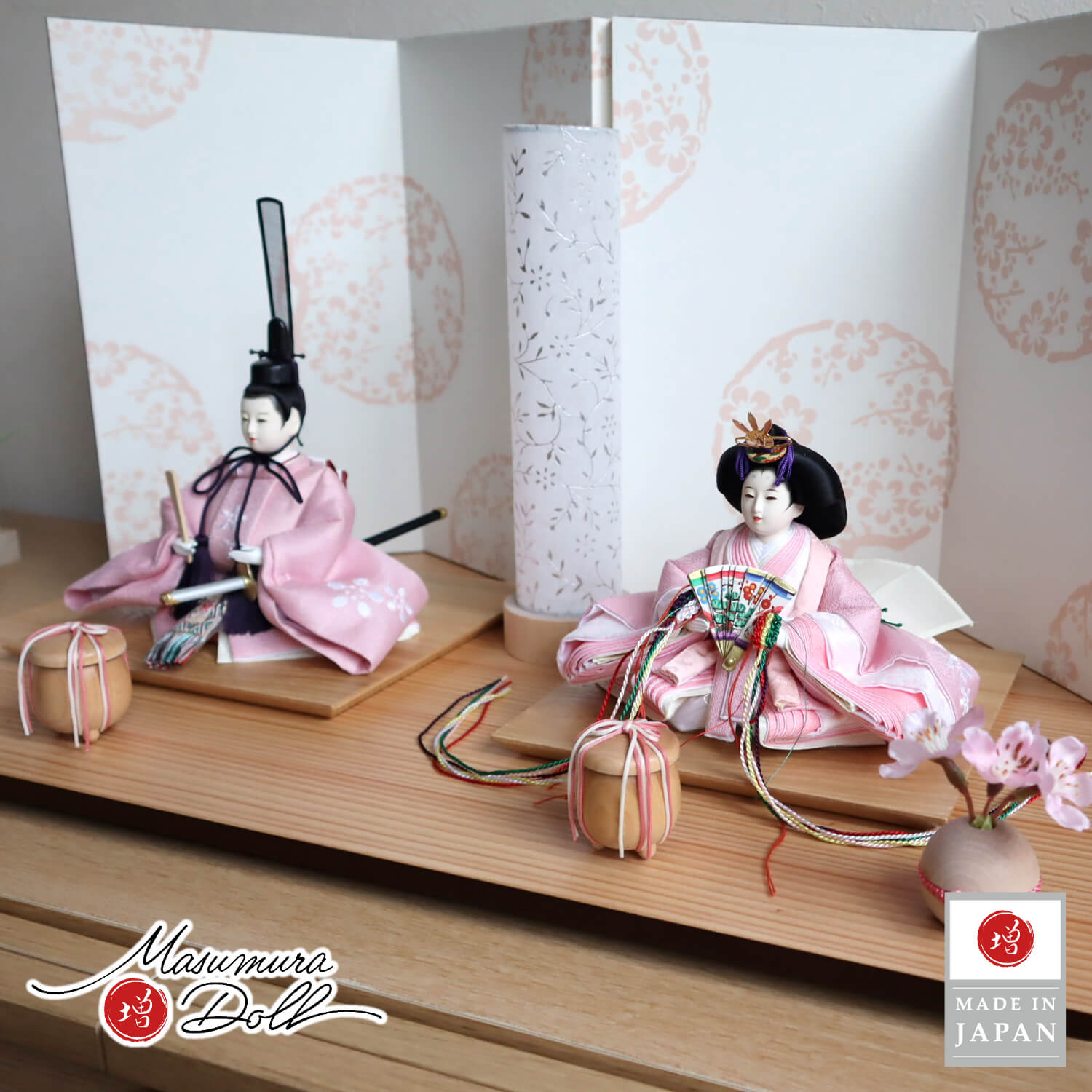 雛人形 伝統工芸士・清水光雲作 柳サイズ パープル刺繍 正絹西陣織 屏風本仕立 梅紋 唐草和紙あかりスタンド 丸玉桜ピンク紐 木製貝桶 ナチュラル杉製平台 増村人形店 10001544