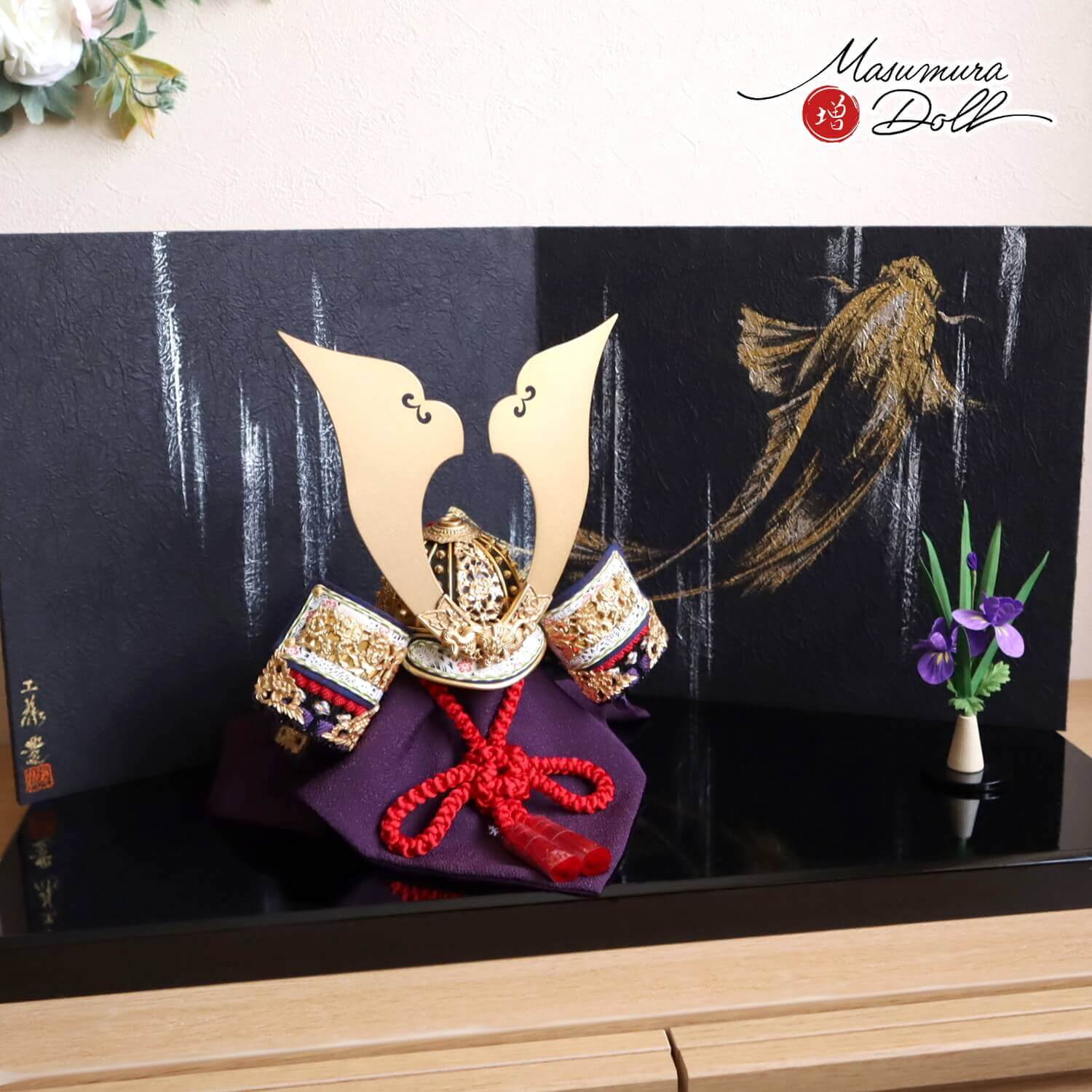 伝統工芸士 京都・武久寛宗作 京12号 赤糸 本漆塗黒小札 極上仕立智尚 雲竜 砂打 大鍬形 京製手描「鯉の滝登り」手揉み阿波和紙屏風 アヤメ飾 国産黒塗飾台 増村人形店 10001937