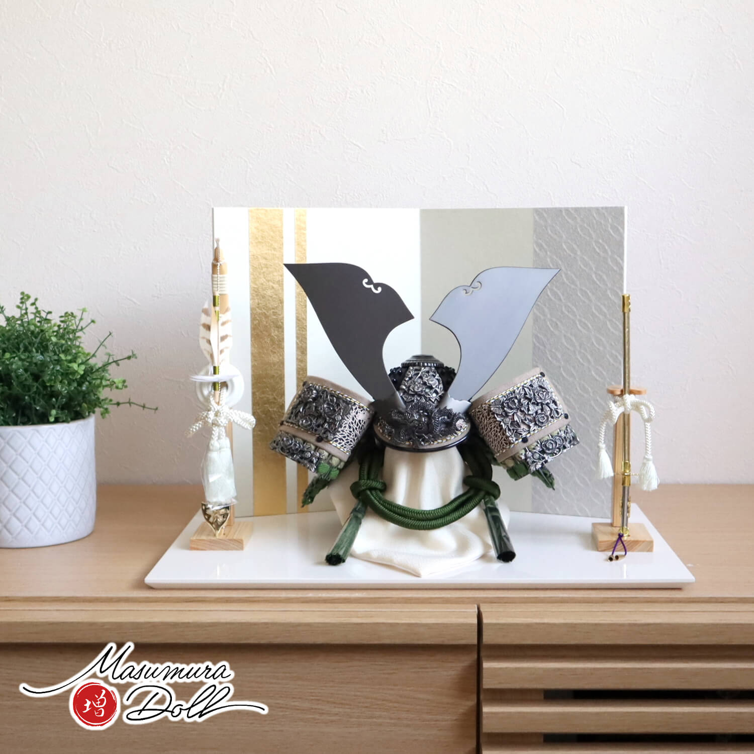 五月人形 伝統工芸士・平安 晴峰作 10号 シルバー 錫製総金具 増村特別品 燻銀 萌葱糸縅(緑糸)兜 黒小札 金ライン七宝和紙屏風 ヒノキ製本藤巻弓太刀 アイボリー平台 増村人形店 10001742
