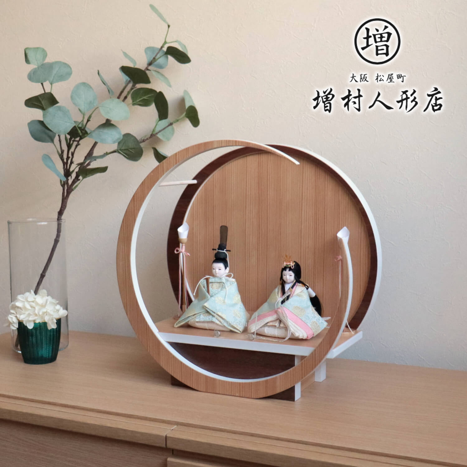 雛人形 小西実作 PICCONI 葵-あおい- Kiraraおさげ髪 京製正絹西陣織 37A 月-tsuki- 円形ナチュラル杉・ウォールナット飾り 木製燭台 ひな人形 京人形 ピッコニ ぴっこに 三日月 増村人形店 10001212