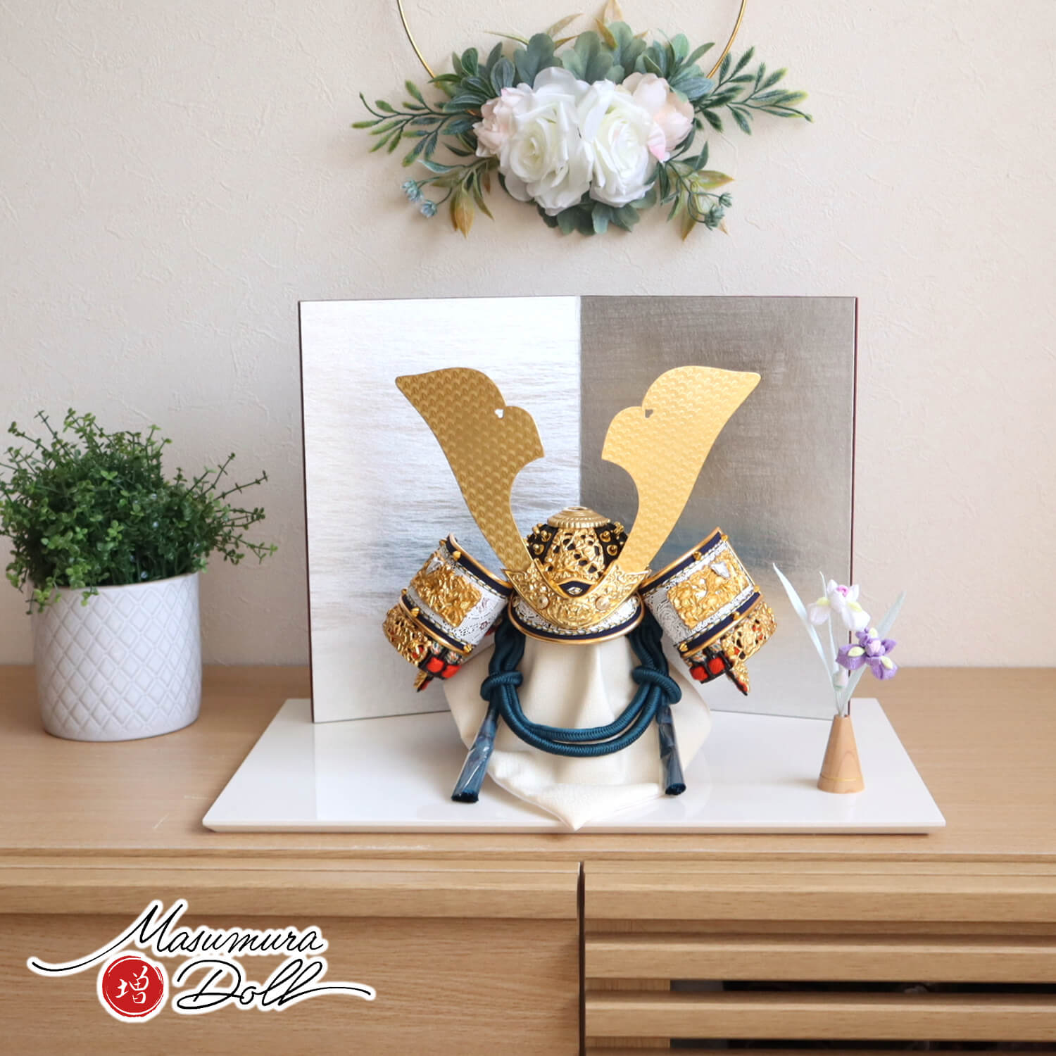 五月人形 伝統工芸士・平安 晴峰作 10号 正絹縹糸縅(青) 無双結び 共吹き返し 二曲銀サイビ箔押し屏風 ちりめんアヤメ飾り アイボリー平台 増村人形店 10001733