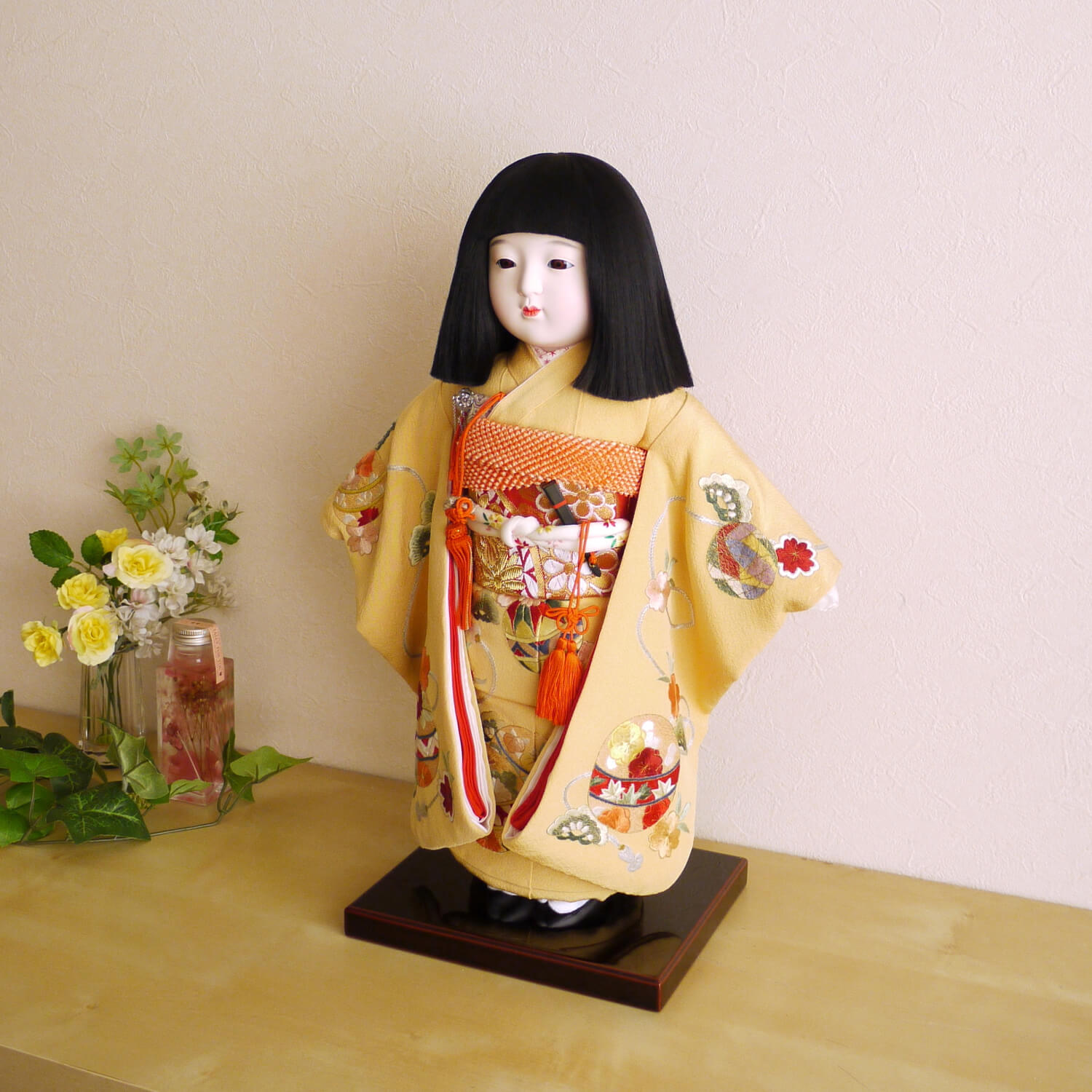 元賀章介作 12号(尺二)正絹手刺繍 手鞠 クリーム色 手塗本漆塗台 増村人形店 10000560