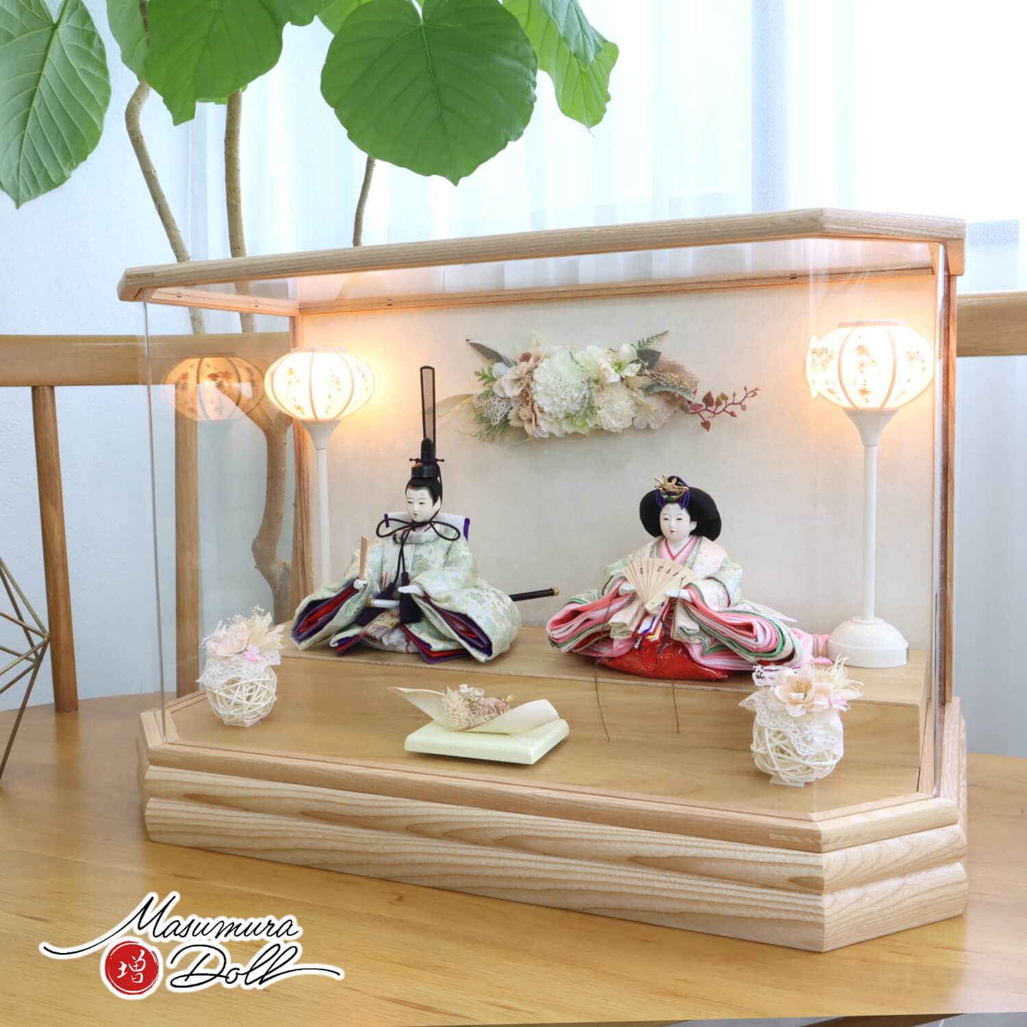 雛人形 華峰作 芥子親王 淡緑梅尽くし 西陣織極上金襴 無地扇 白木枠六角パノラマ アクリルケース 和紙バック 岐阜製手描き雪洞 かぶせ式 アートフラワー ラタン 増村人形店 ケース飾り 10002255