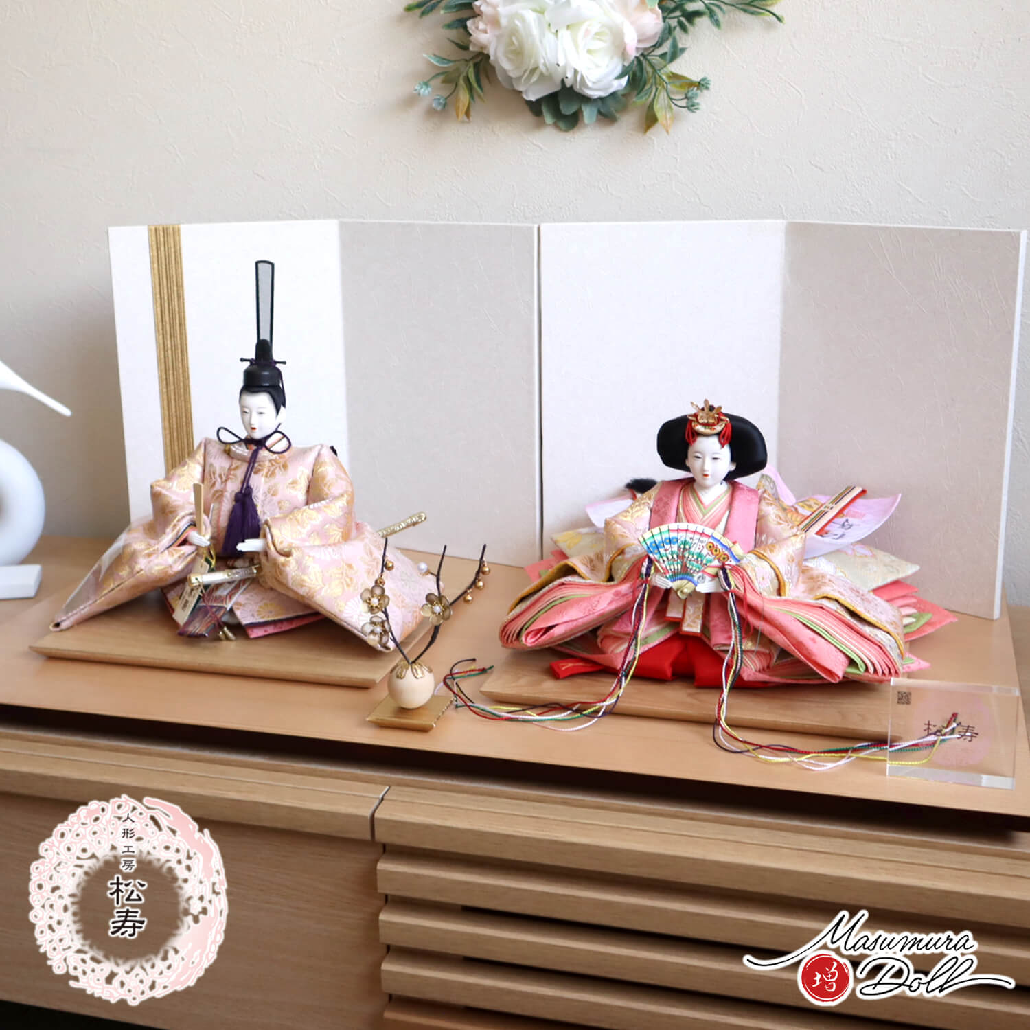 雛人形 新作 小出松寿 作 十番 京刺繍「菊」 頭師：市川伯英 白地に金ライン屏風 クリアフラワーゴールド梅 ナチュラル杉製平台 木手 10002704