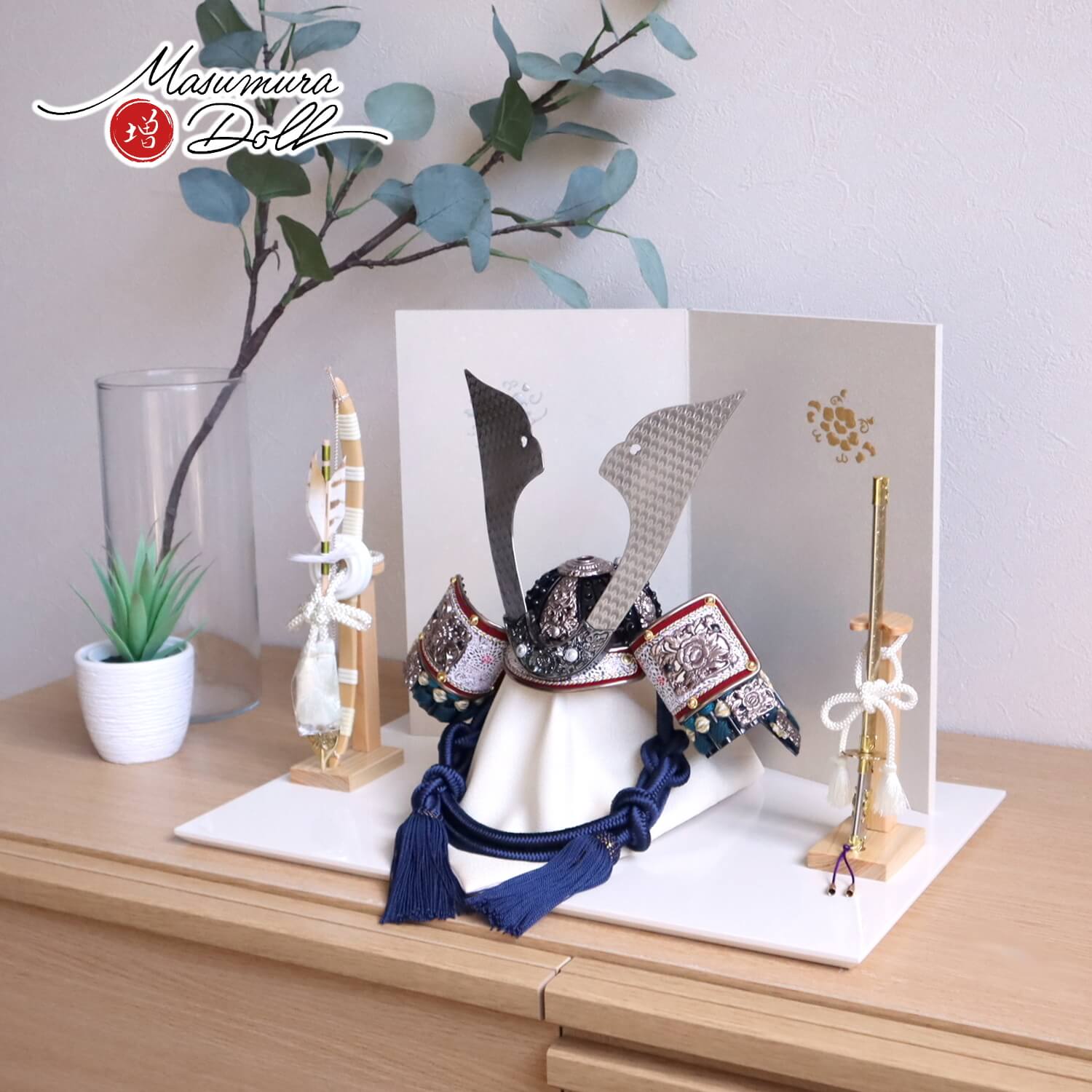 五月人形 伝統工芸士 誠山作 10号紺糸縅兜 ブロンズ鍬形 黒小札 二曲屏風「手描き金銀盛上牡丹」 ヒノキ製本藤巻弓太刀 アイボリー平台 増村人形店 10001727