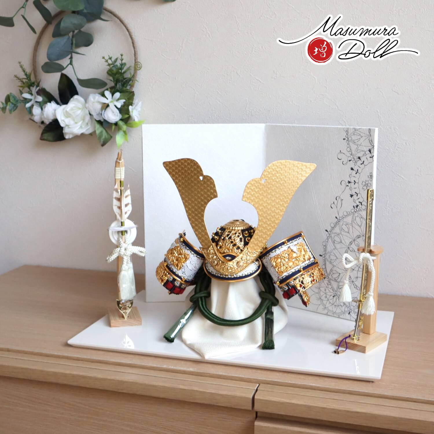 五月人形 伝統工芸士・平安 晴峰作 10号 萌葱糸縅(緑) 無双結び 共吹き返し 手描二曲幾何学桜紋様屏風 ヒノキ製本藤巻弓太刀 アイボリー平台 増村人形店 10001735