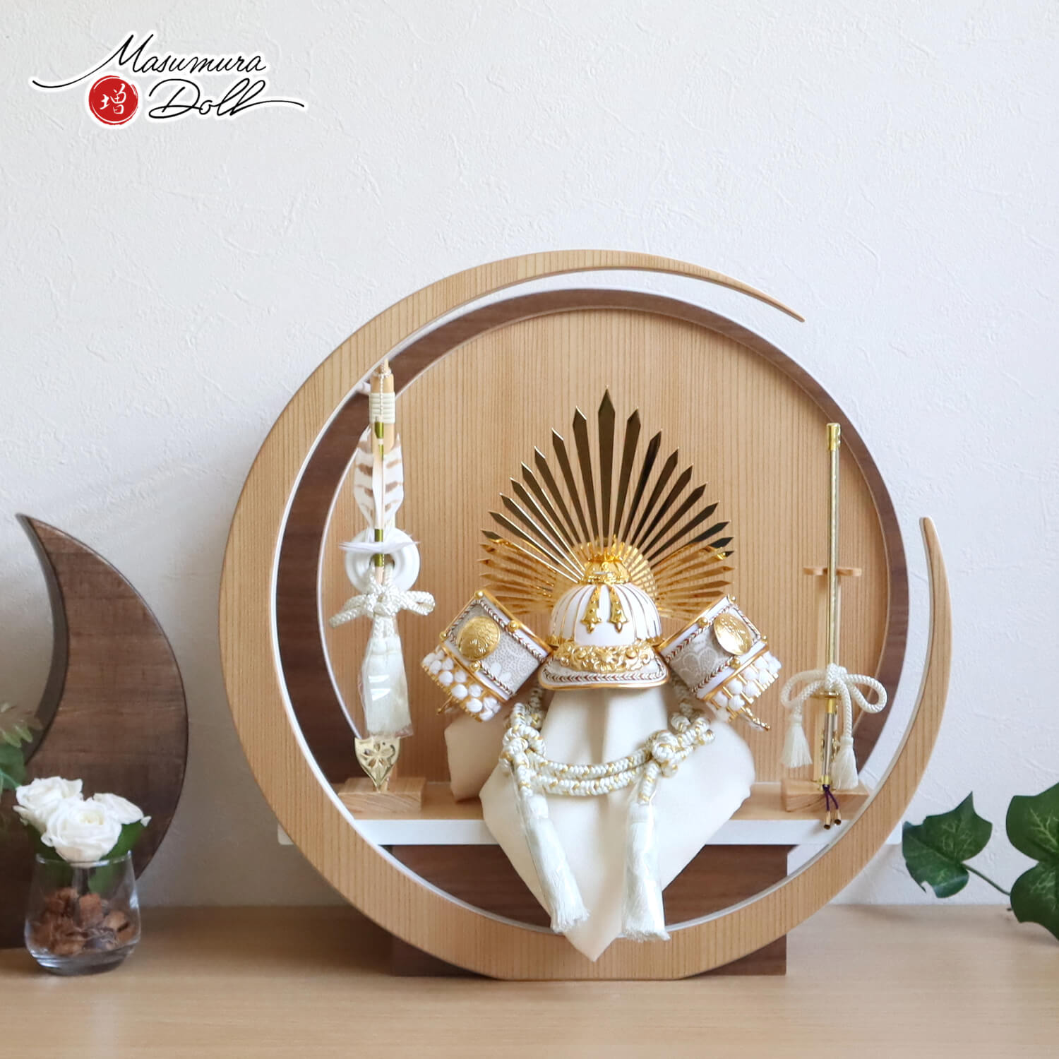 五月人形  完全日本製ホワイト ゴールド 武将 豊臣秀吉 兜 37A 月-tsuki- 日本製円形ナチュラル杉・ウォールナット飾り 檜製弓太刀付き 増村人形店 10001414