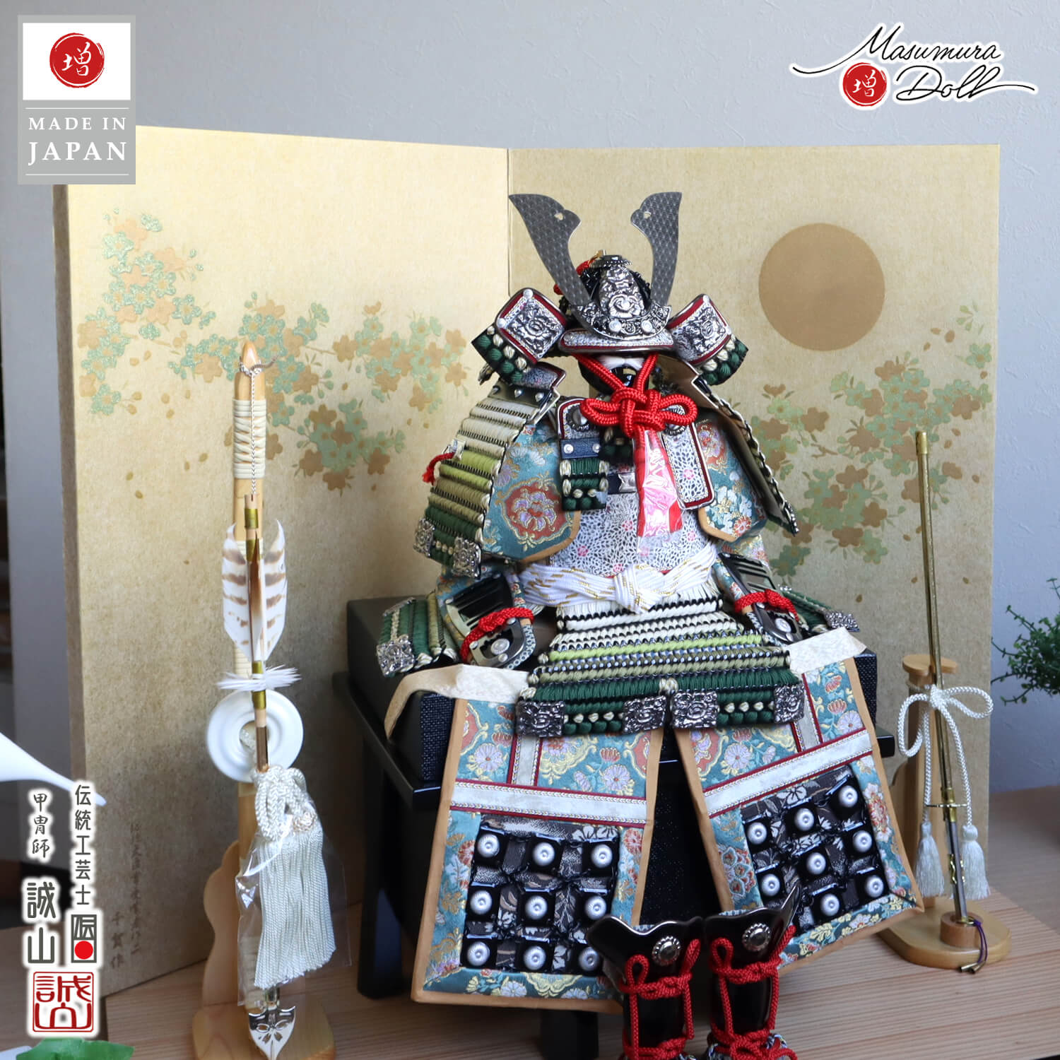 五月人形  伝統工芸士 誠山作 5号 鎧飾 萌葱裾濃糸 総角 赤糸 黒小札 ブロンズ 共吹き返し 甲冑 全身 蒔絵屏風「月に桜」ヒノキ製 本藤巻弓太刀 ナチュラル杉製平台 全国産  増村人形店 10002957
