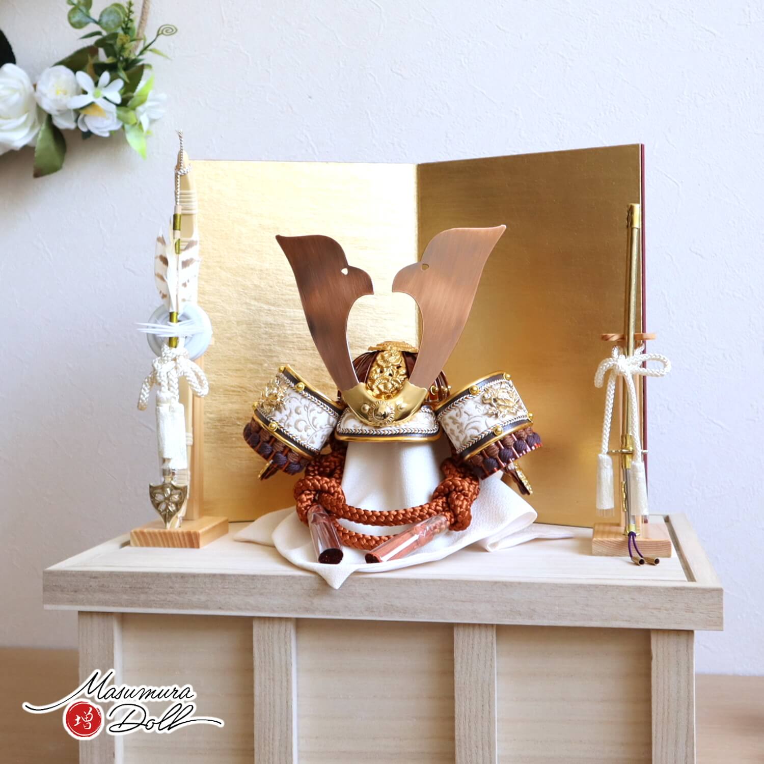 新作 鹿革 唐草 本印伝ブロンズ兜  透き漆 合鉢 共吹き返し 大鍬形 銅 済美箔屏風 ヒノキ製弓太刀 国産 白桐収納箱飾り 日本製 10002682