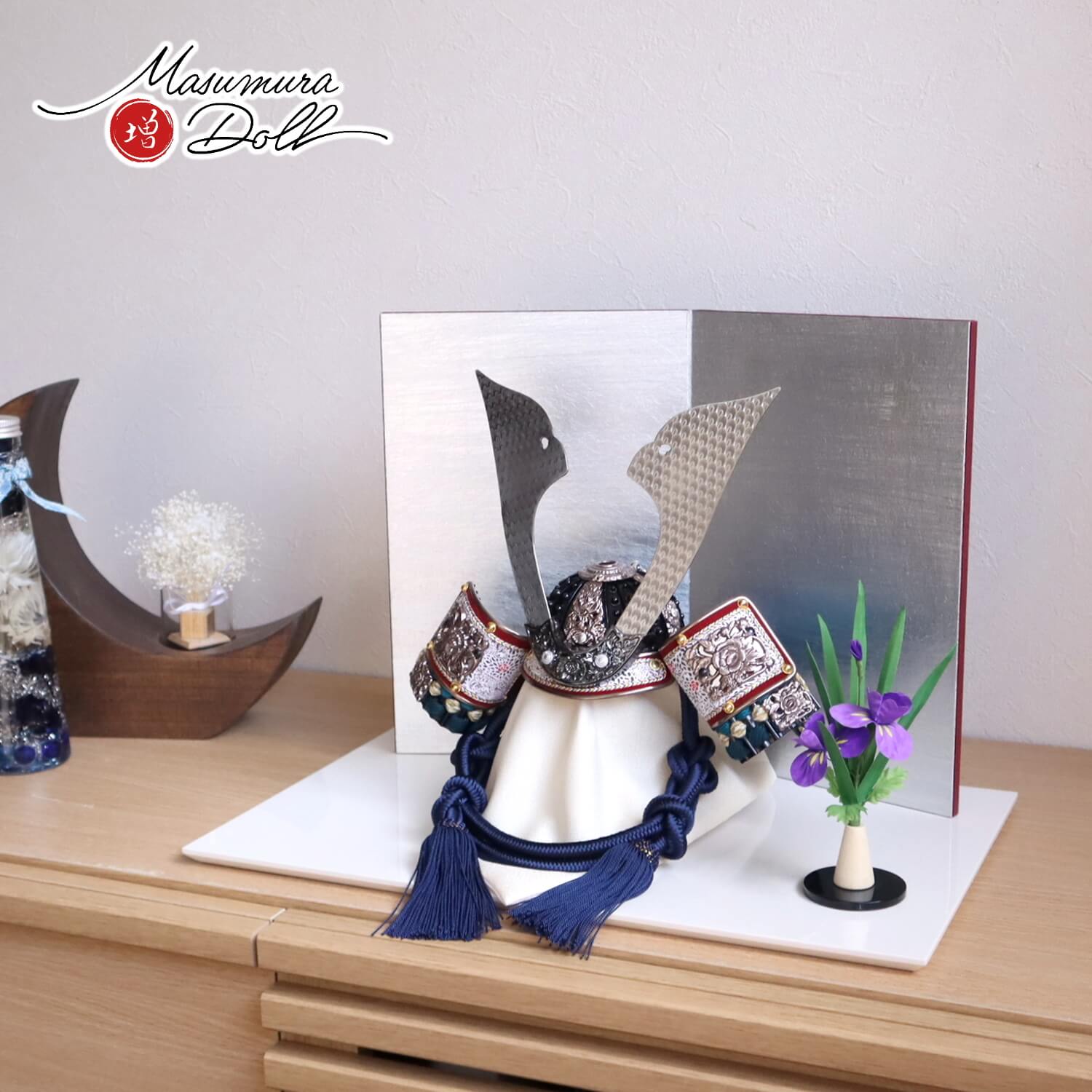 五月人形 伝統工芸士 誠山作 10号紺糸縅兜 ブロンズ鍬形 黒小札 二曲銀済美箔屏風 アヤメ飾り アイボリー平台 増村人形店 10001751