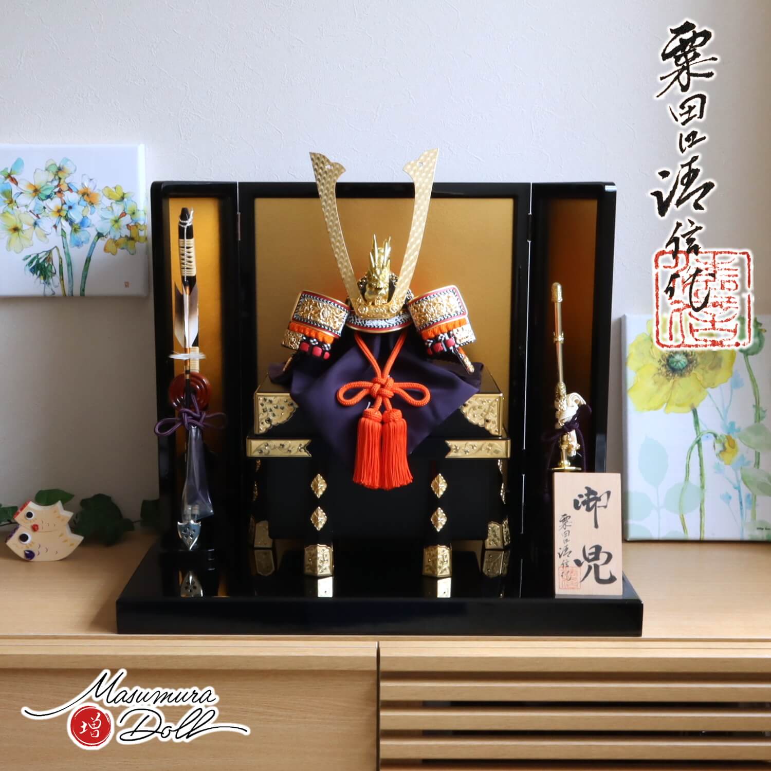 新作 京都・粟田口清信作 京12号 正絹 朱赤糸 総角 本漆塗黒小札 手打 長鍬 手彫り鳥羽毛鍬形 京製 龍頭付 京製唐櫃 国産三曲黒塗り枠 箔押屏風 本藤巻弓太刀 国産黒塗飾台 10002751