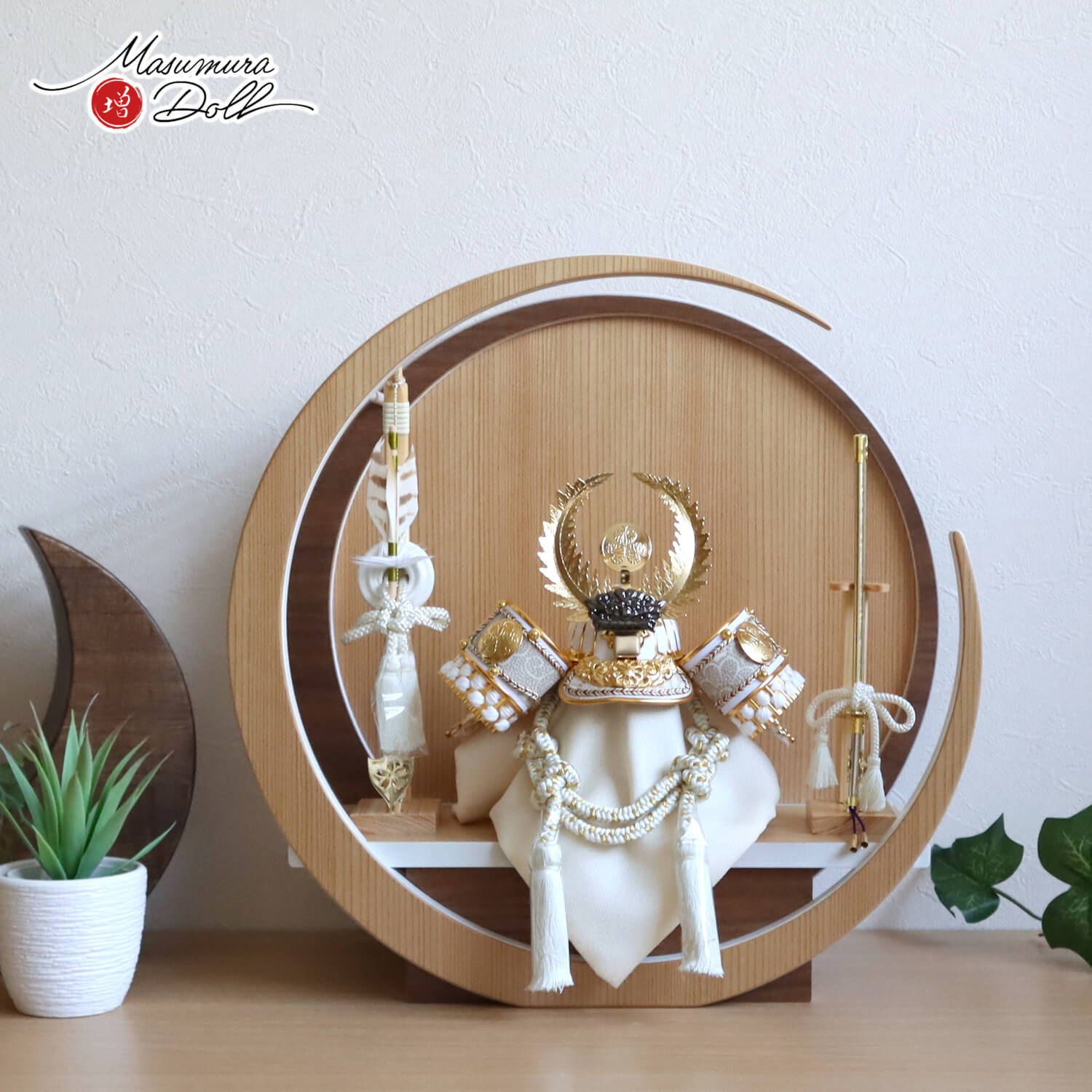 五月人形  完全日本製  ホワイト ゴールド 武将 徳川家康 兜 37A 月-tsuki- 日本製円形ナチュラル杉・ウォールナット飾り 檜製国産弓太刀付き 増村人形店 10001413