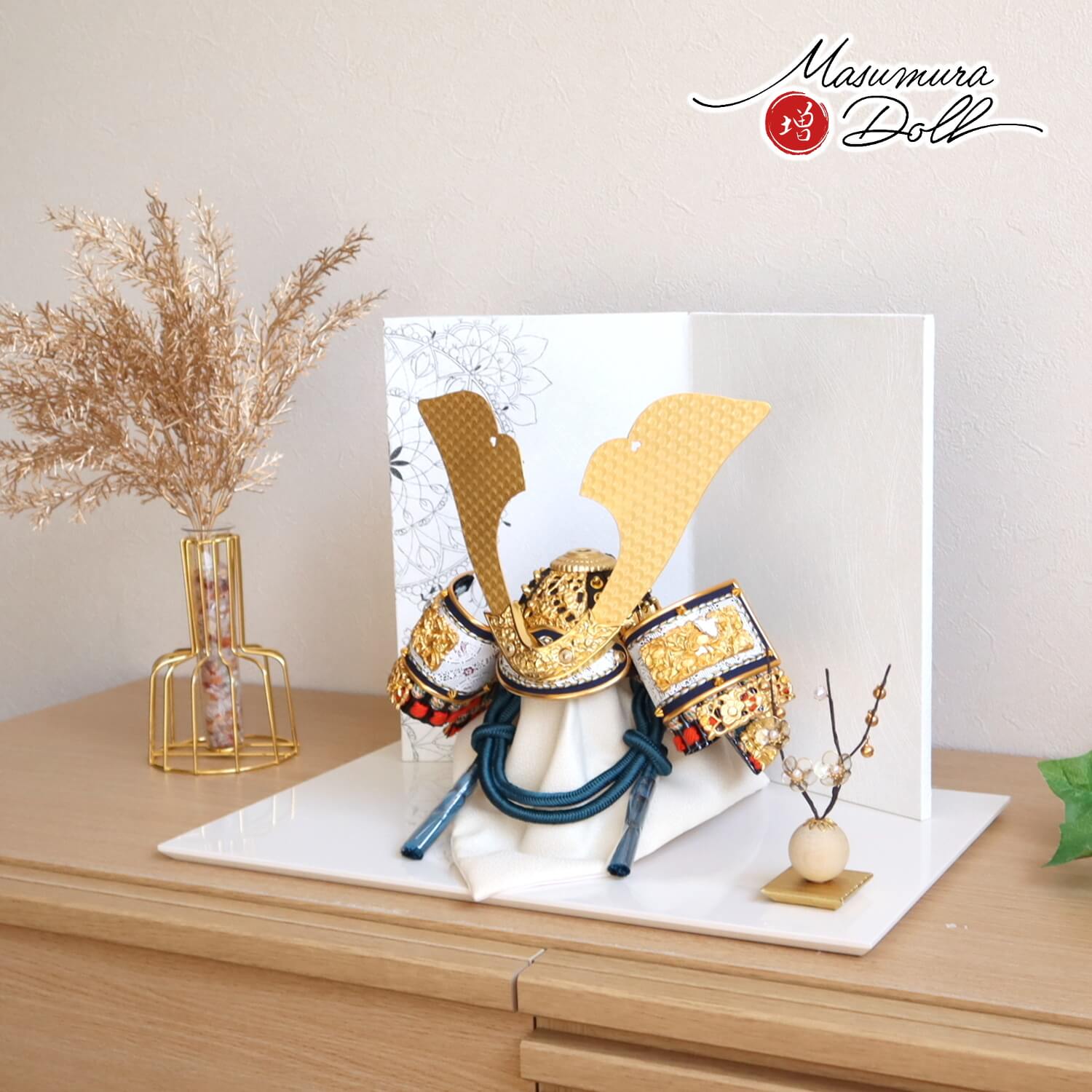 五月人形 伝統工芸士・平安 晴峰作 10号 正絹縹糸縅(青) 無双結び 共吹き返し 手描二曲幾何学桜紋様屏風 クリアフラワーゴールド梅 アイボリー平台 増村人形店 10001734