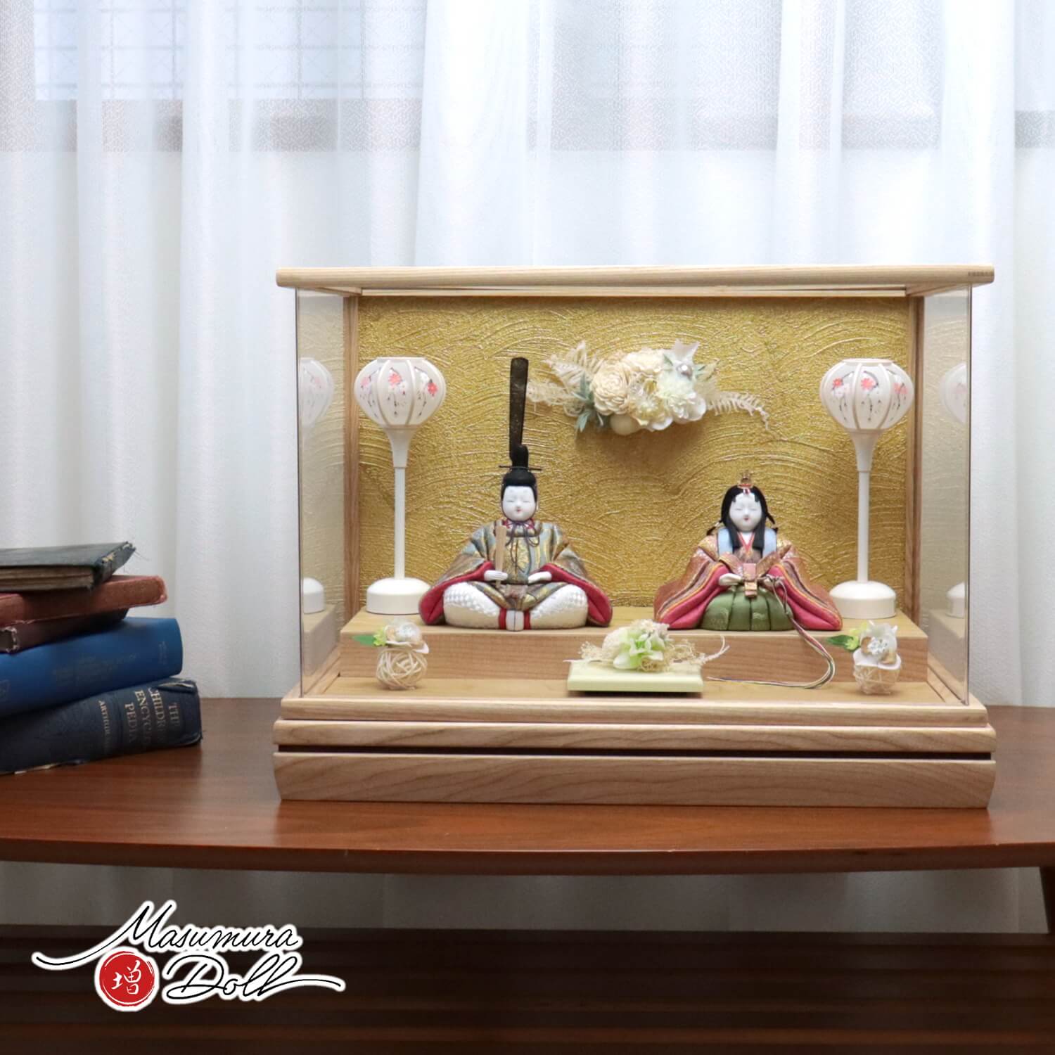 雛人形 伝統的工芸品 柿沼東光作 伝産・彩春雛 正絹西陣織 白木枠パノラマ アクリルケース ゴールドバック 手描き雪洞 かぶせ式 アートフラワー 桜 ラタン 増村人形店 ケース飾り 10002245