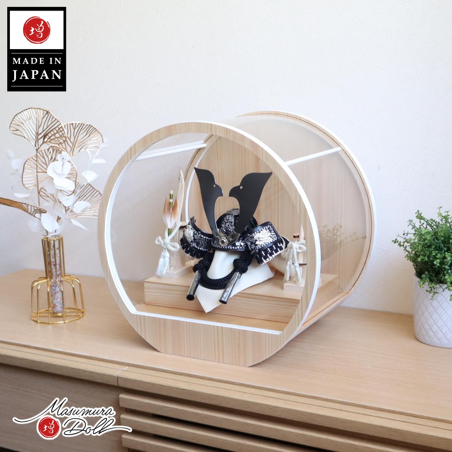 五月人形 ケース飾り 兜 唐草 漆黒兜 共吹き返し 大鍬形 兜 月-tsuki- 日本製円形ナチュラル杉 37アクリルケース 壁掛け対応 総木製弓太刀 10002739