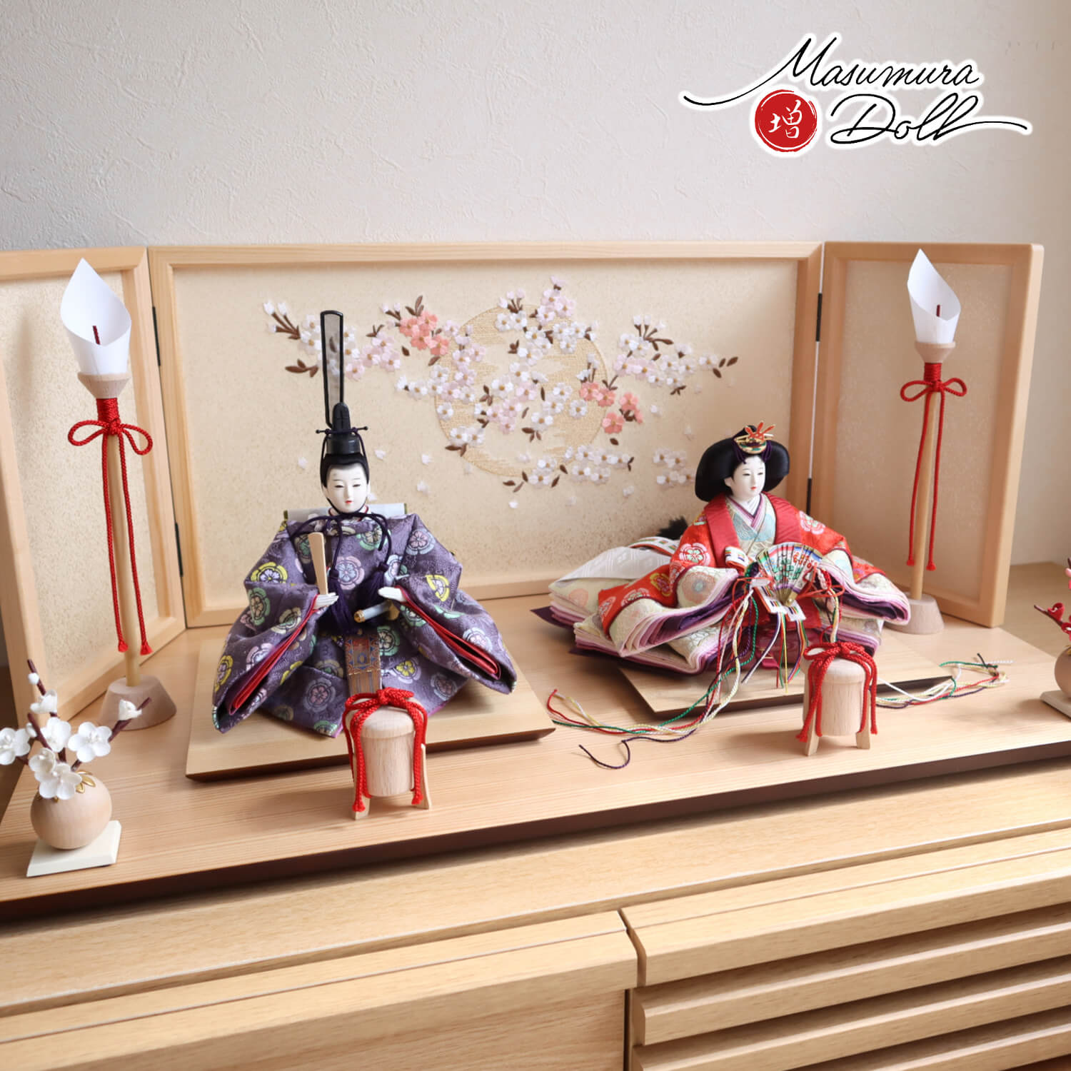 雛人形 内閣総理大臣賞受賞作家 松宝作 25号 芥子 正絹西陣織唐花唐草 ヒノキ枠本刺繍屏風「夢桜」木製燭台 貝桶 繭紅白梅 ナチュラル杉製平台 増村人形店 10001510