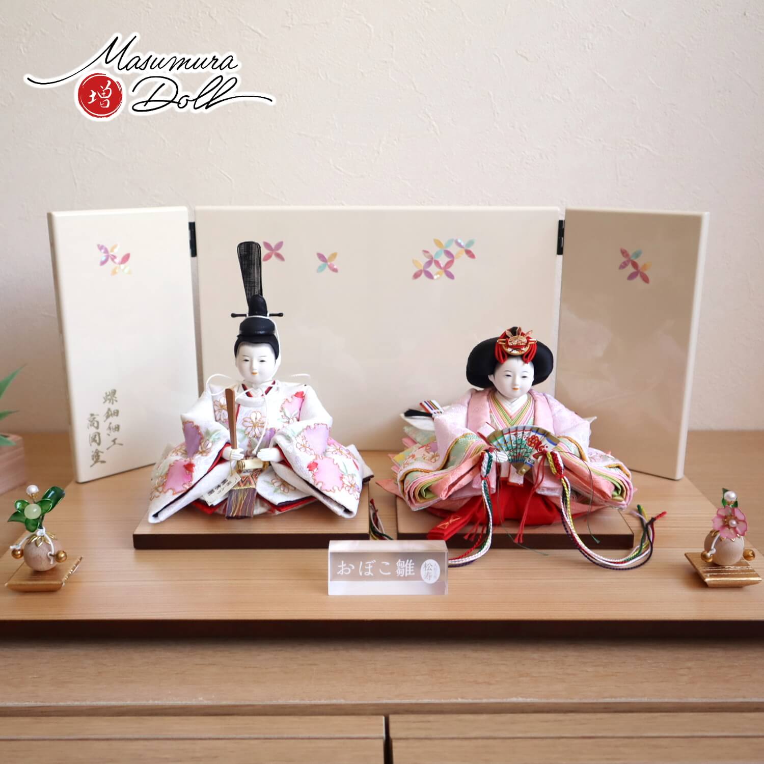 雛人形 最新作 小出松寿作 三寸おぼこ雛 京刺繍 金駒 雪輪桜 頭師：市川伯英 螺鈿七宝屏風 クリアフラワー桜橘 ナチュラル杉製平台 増村人形店 10001681