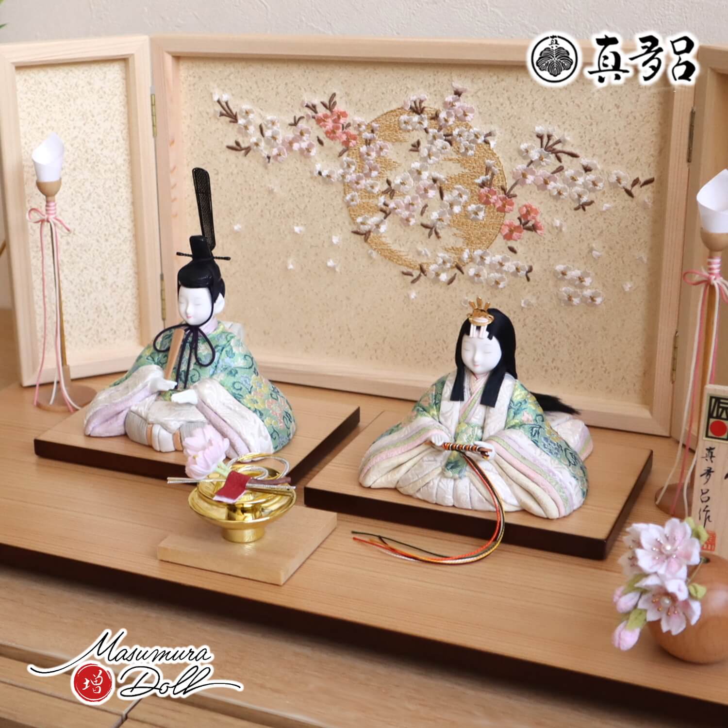 雛人形 新作伝統的工芸品 三世・金林真多呂作 『柚雛』ヒノキ枠本刺繍屏風「夢桜」 木製燭台 丸玉ちりめん桜 盃飾 ナチュラル杉製平台 増村人形店 10001861