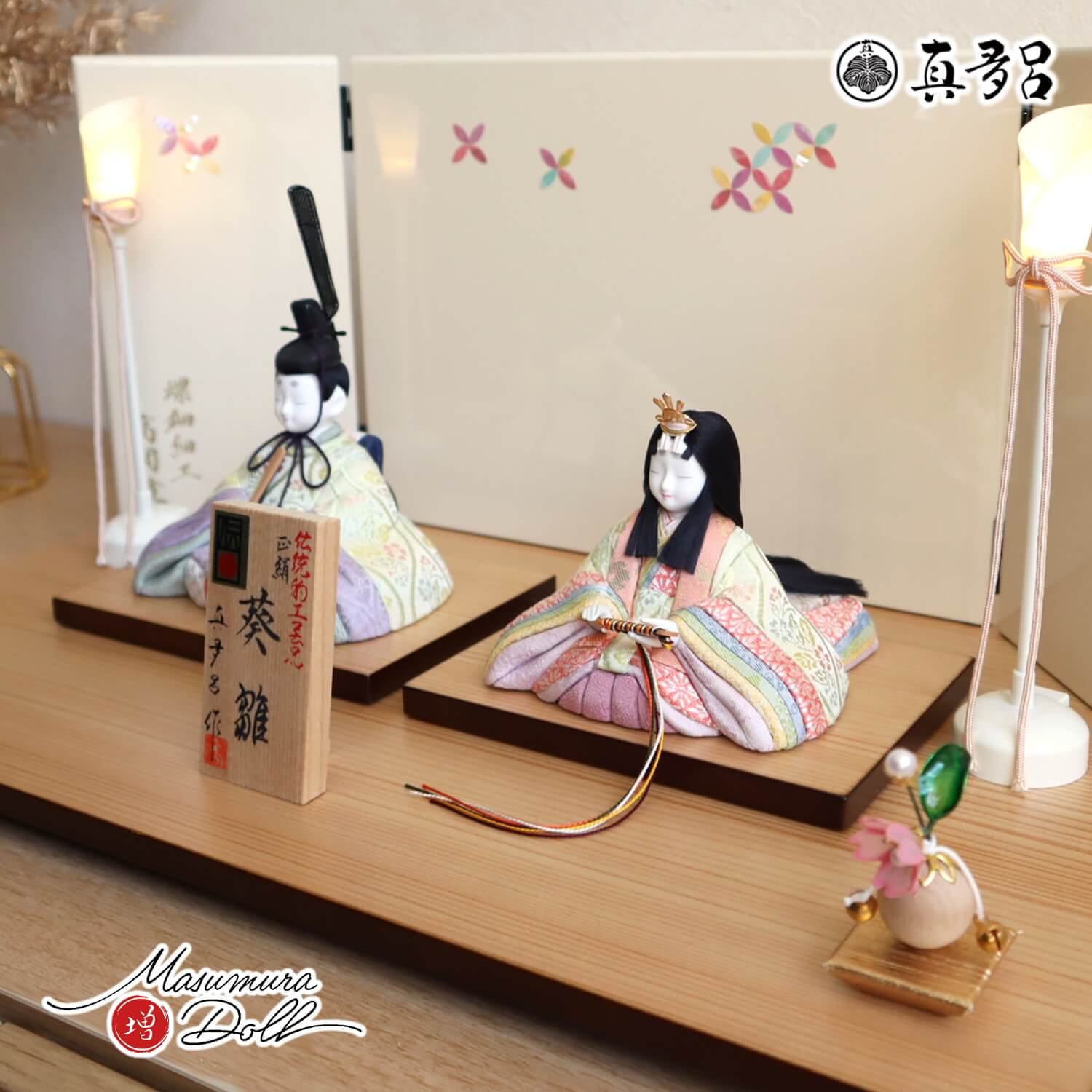 雛人形 伝統的工芸品 三世・金林真多呂作 葵雛 正絹西陣織 螺鈿七宝屏風 コードレス燭台 クリアフラワー桜橘 ナチュラル杉製平台 煌珠 増村人形店 10001865