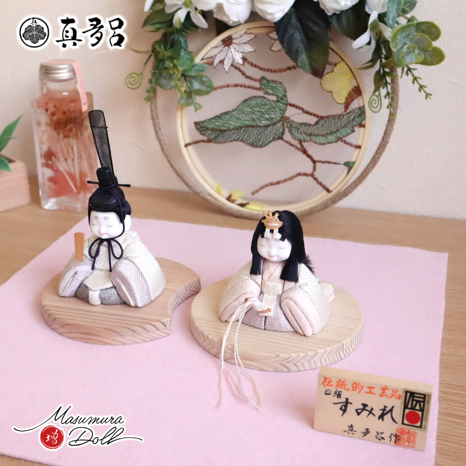 新作伝統的工芸品 三世・金林真多呂作 来未-KURUMI-シリーズ『すみれ雛』 国産杉製月飾台(小) 増村人形店 10001882