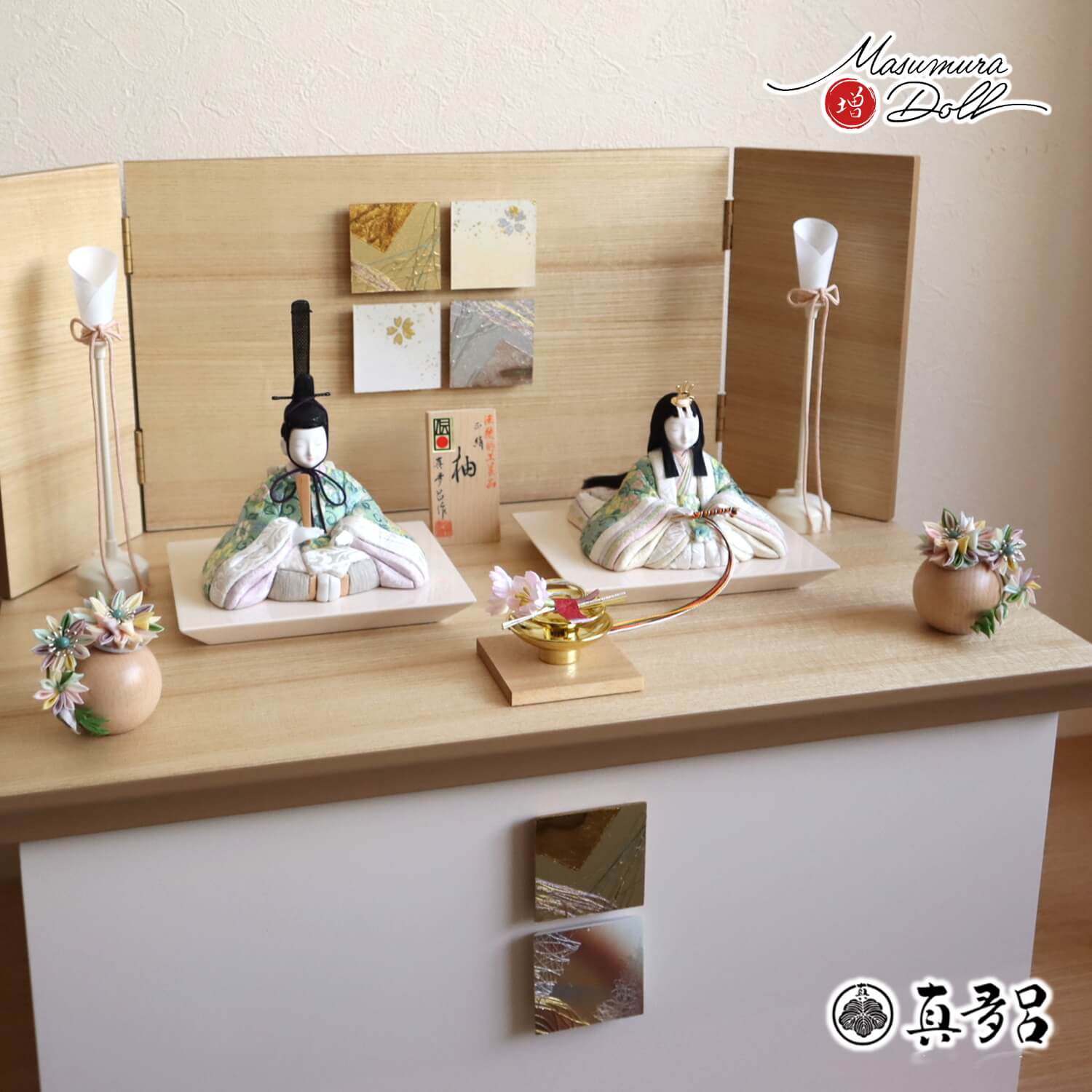 雛人形 新作伝統的工芸品 三世・金林真多呂作 『柚雛』正絹西陣織 レリーフ収納箱飾り コードレス燭台 正絹つまみ細工花飾り 盃飾 増村人形店 10001886