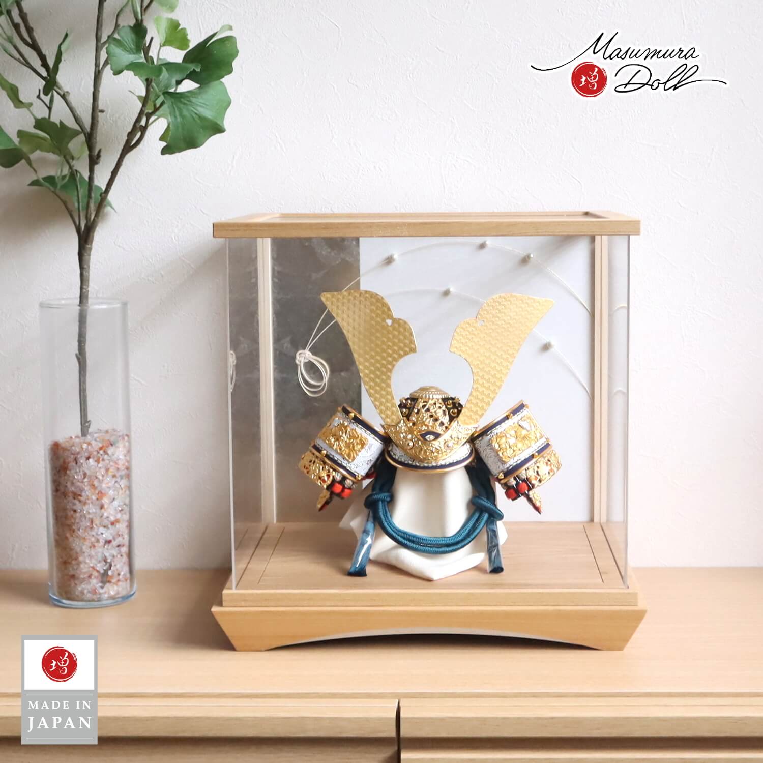 五月人形  ケース飾り 兜 伝統工芸士・平安 晴峰作 10号 正絹縹糸縅(青) 無双結び 共吹き返し アクリル シルバーライン 水引 パール風 増村人形店 10001938