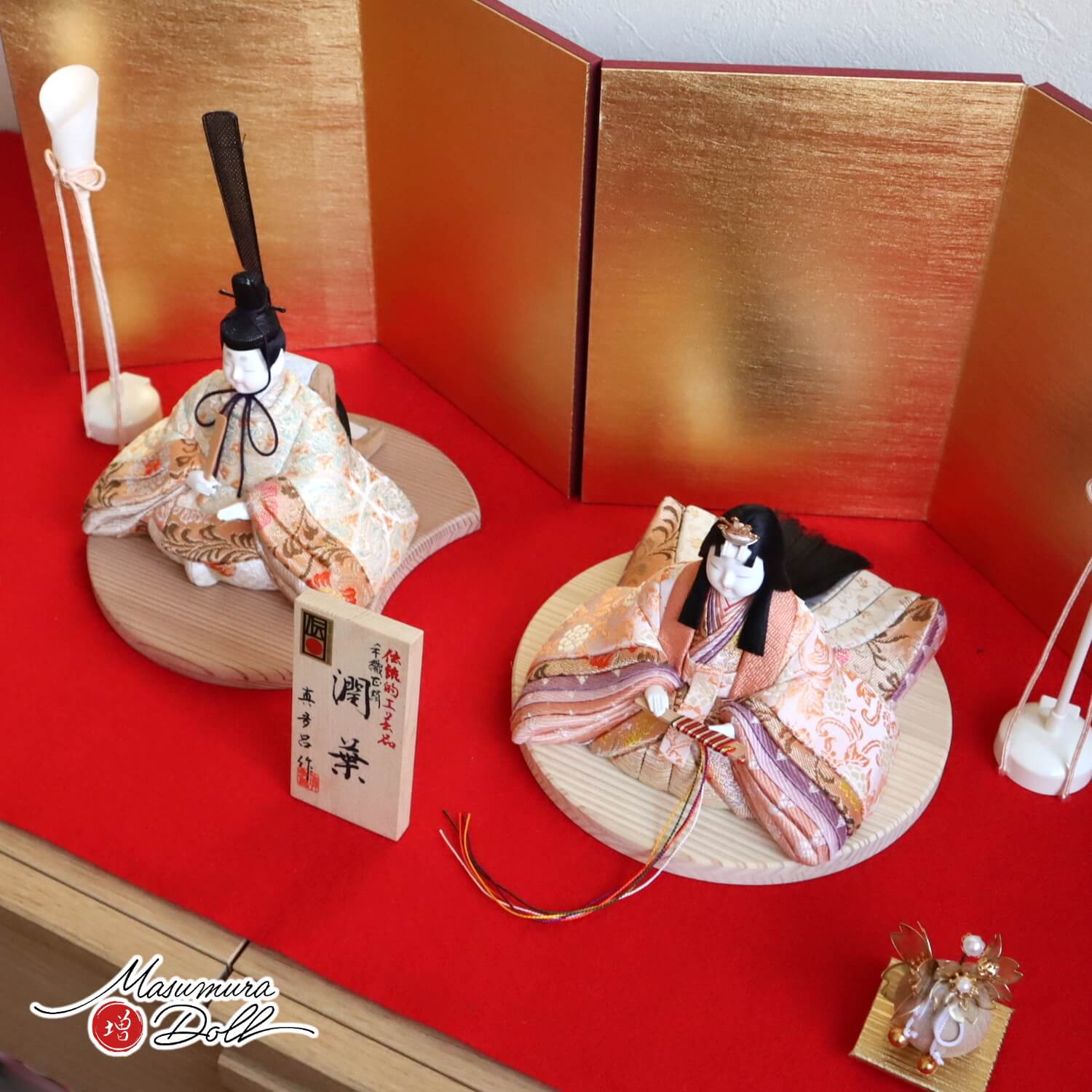 雛人形 三世・金林真多呂作 伝統的工芸品 京都西陣織「手織正絹」「潤葉雛」二曲一双済美箔屏風 コードレス燭台 クリアフラワーゴールド桜 国産杉製月飾台(大) ひな人形 お雛様  木目込み人形 コンパクト インテリア かわいい モダン 増村人形店 10002026