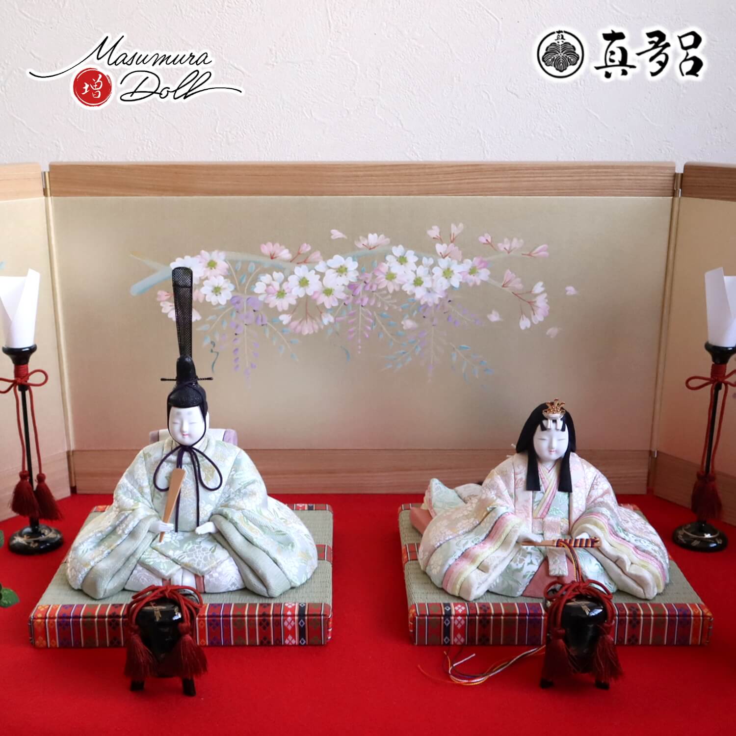 雛人形 伝統的工芸品 三世・金林真多呂作 陽菜雛 正絹西陣織 手描き屏風「藤」 木製燭台貝桶(鳥用蝶柄) 繭製桜橘 昼御座(ひのおまし)二畳台 毛氈飾り 増村人形店 10002046