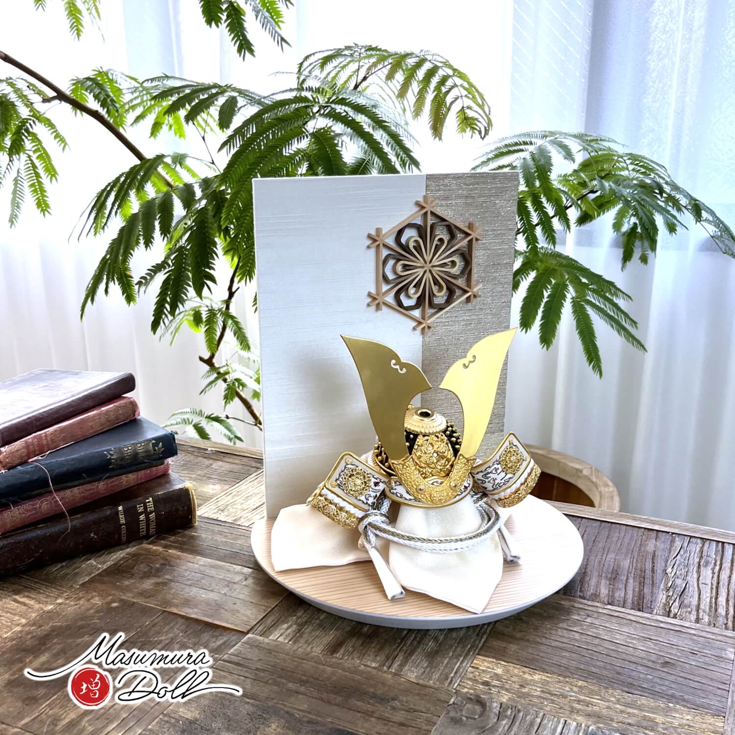 五月人形  MUR(ミュール)伝統工芸士・平安晴峰作 7号 正絹白糸縅 無双結び 本印伝共吹き返し 千鳥 錫金物 大川組子(伝統的工芸品)衝立飾 桜柄 ナチュラル杉台 天賦 増村人形店 10001421