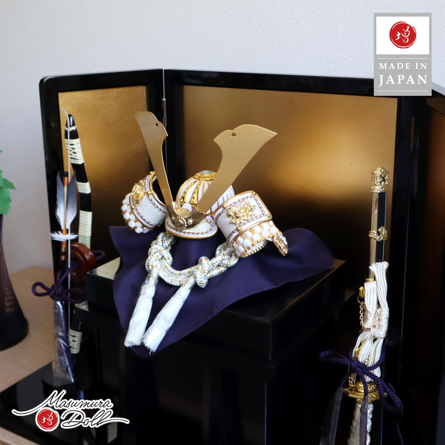 五月人形  ゴールド 本印伝革兜 共吹き返し 国産黒塗り枠 箔押屏風 黒塗台 全国産 増村人形店 10002466