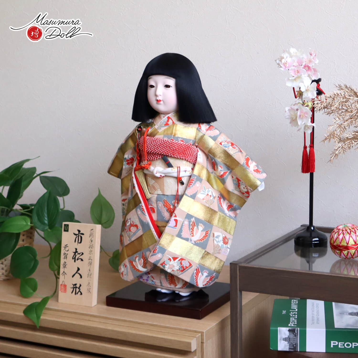 元賀章介作 12号(尺二) 着尺 正絹 手描鳳凰 金箔 クリーム 市松人形 越前塗台 増村人形店 10003123