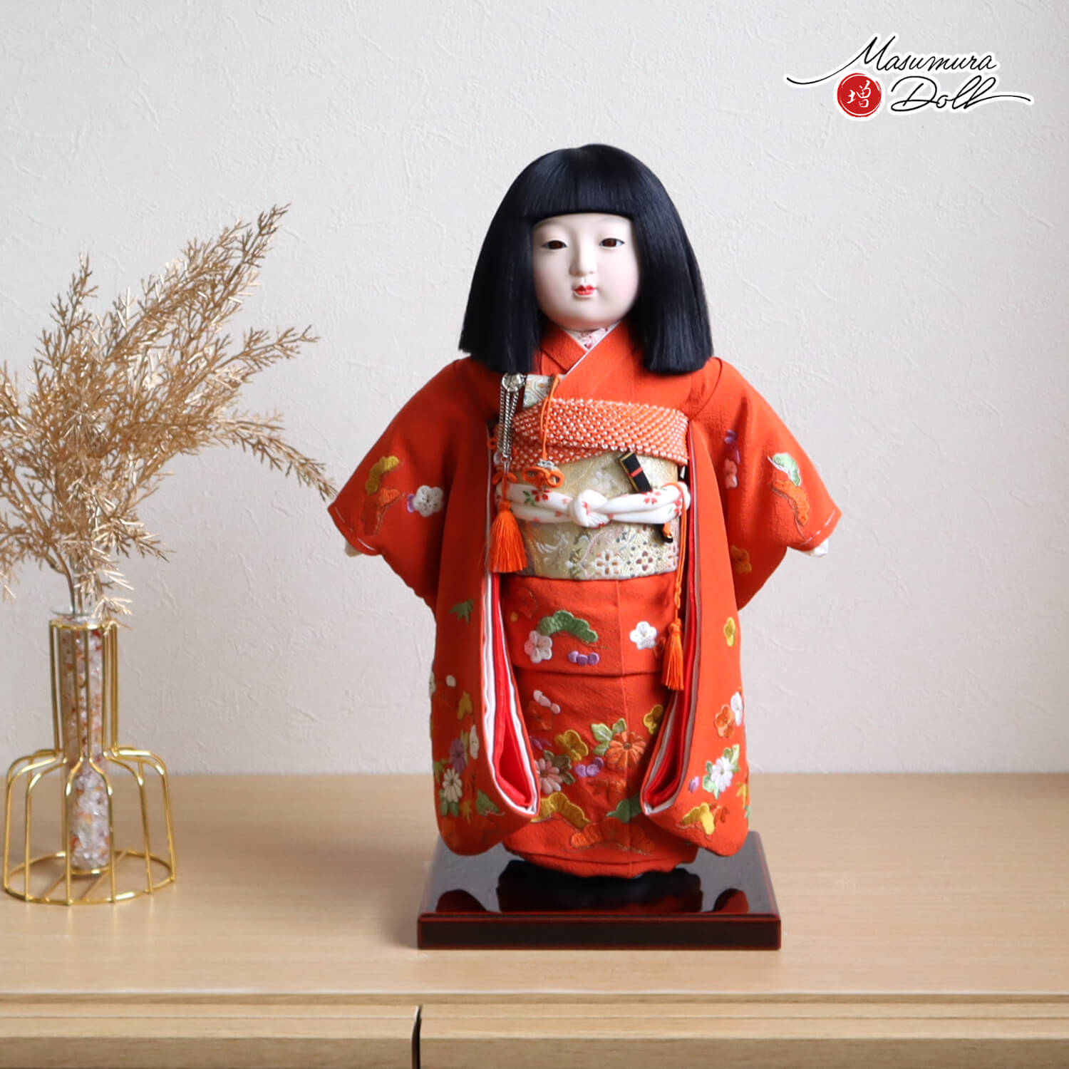 元賀章介作 10号(尺二) 手刺繍 松竹梅に菊 赤 市松人形 越前塗台 増村人形店 10003126