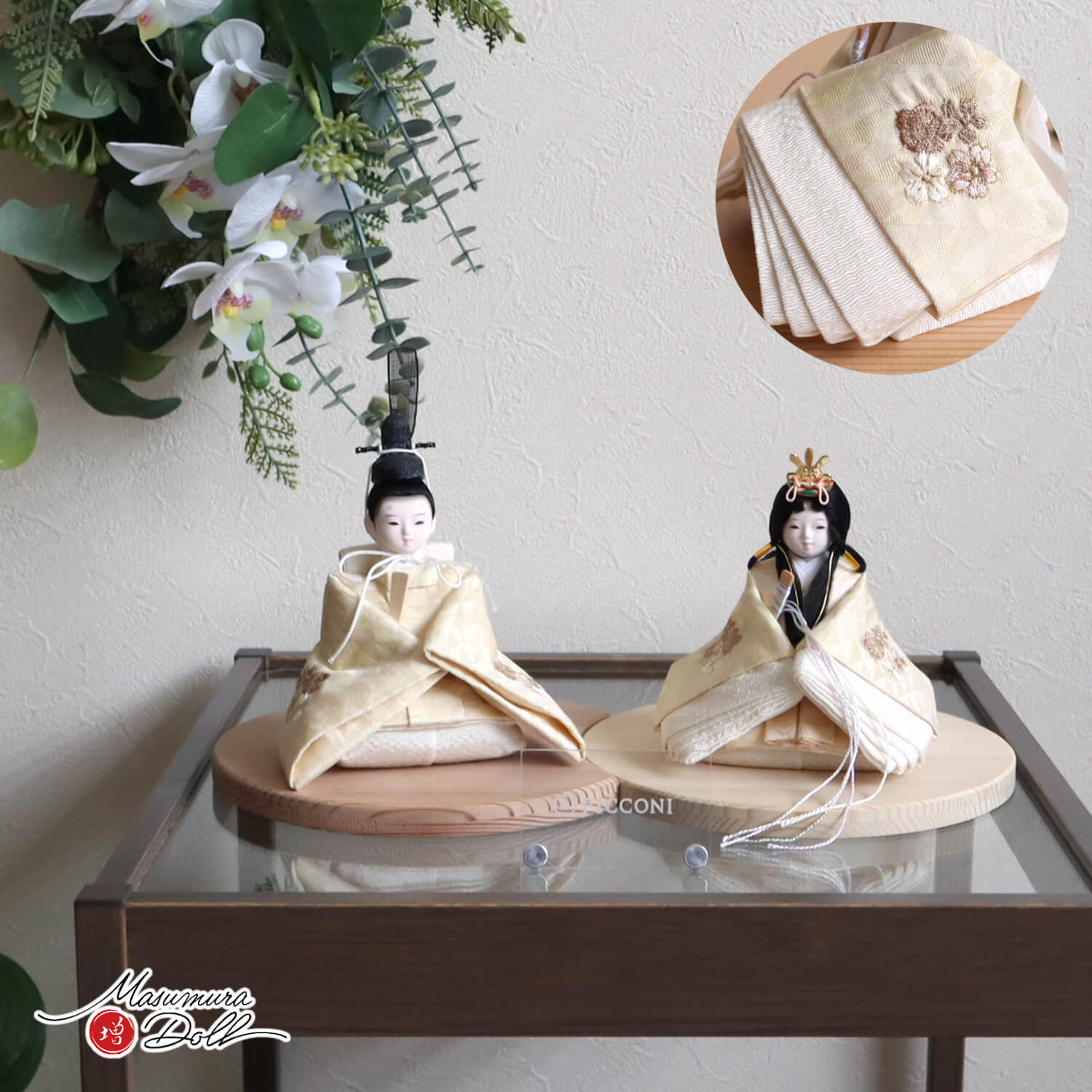 選べるお顔 小西実作 PICCONI 縫-ぬい- 桜刺繍 手描き裳袴(桐竹鳳凰) 京製正絹西陣織 国産杉製月飾台(大) 増村人形店 10003138