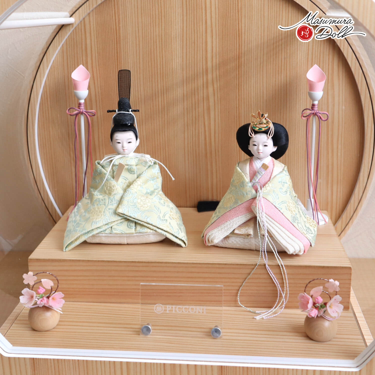 新作 ケース飾り 小西実作 PICCONI 結-ゆい- Kiraraおすべらかし 京製正絹西陣織 月-tsuki- 日本製円形ナチュラル杉 37アクリルケース 木製 白塗り 燭台 ナチュラル丸玉桜 増村人形店 壁掛け対応 10003149