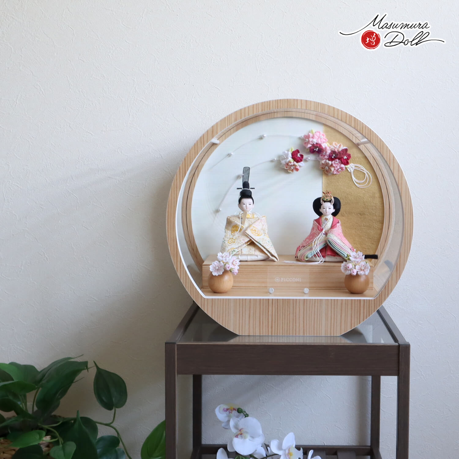 小西実作 PICCONI 遥-はるか- Kiraraおすべらかし 京製正絹西陣織 月-tsuki- 日本製円形ナチュラル杉 アクリルケース (つまみ細工付き) 壁掛け対応 ちりめん丸玉桜 ラメ入り 増村人形店 10003152