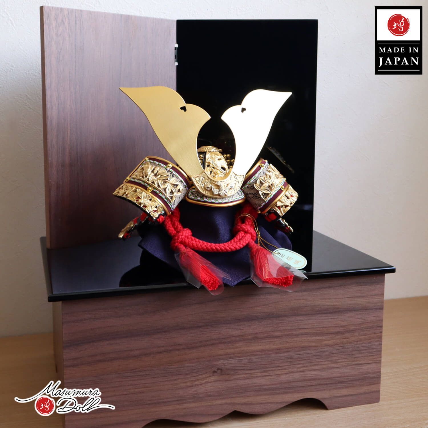 五月人形   8号 国宝模写 竹に雀之金物 赤糸 黒小札 共吹返し 2way モダン収納 黒塗り ウォールナット 国産 コンパクト収納 魔除け 増村人形店 ymd  10003156