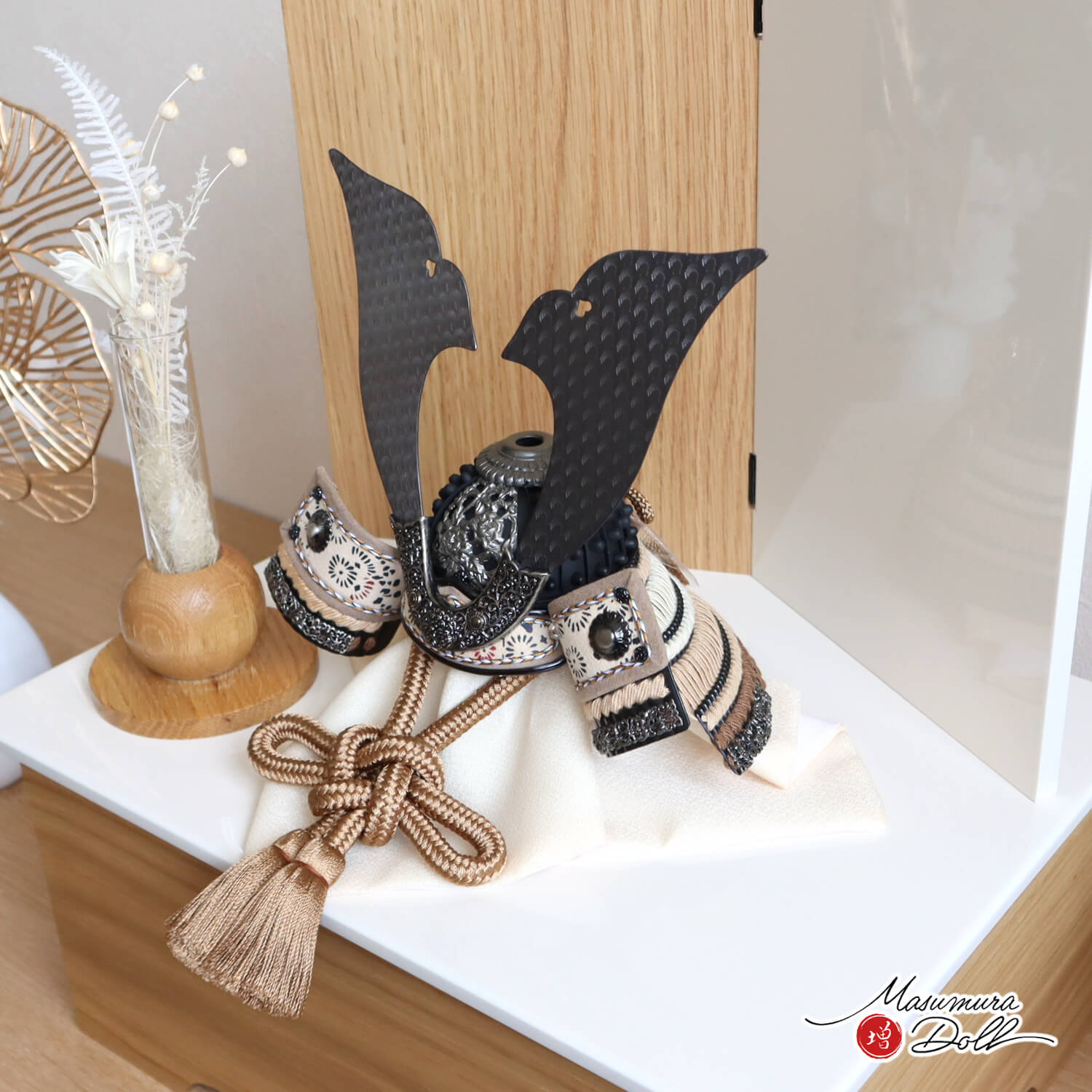 五月人形  伝統工芸士・平安晴峰作 7号 大和 印伝 吹き返し 淡茶 ブラウン ベージュ ブロンズ 兜 艶消し 細密 裾金具 モダン収納 アイボリー塗り タモ 国産 コンパクト収納 アートフラワー 2way 増村人形店  5月人形 雄山 10003165