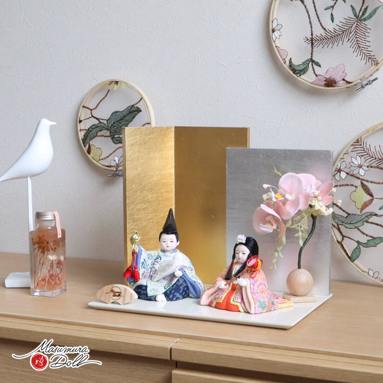 雛人形 新作 木目込み人形 吉祥花 予祝 赤ちゃん L型屏風(金銀段違い) 胡蝶蘭 アイボリー平台 増村人形店 コンパクト 眼入り 可愛い モダン 今どき 10003230