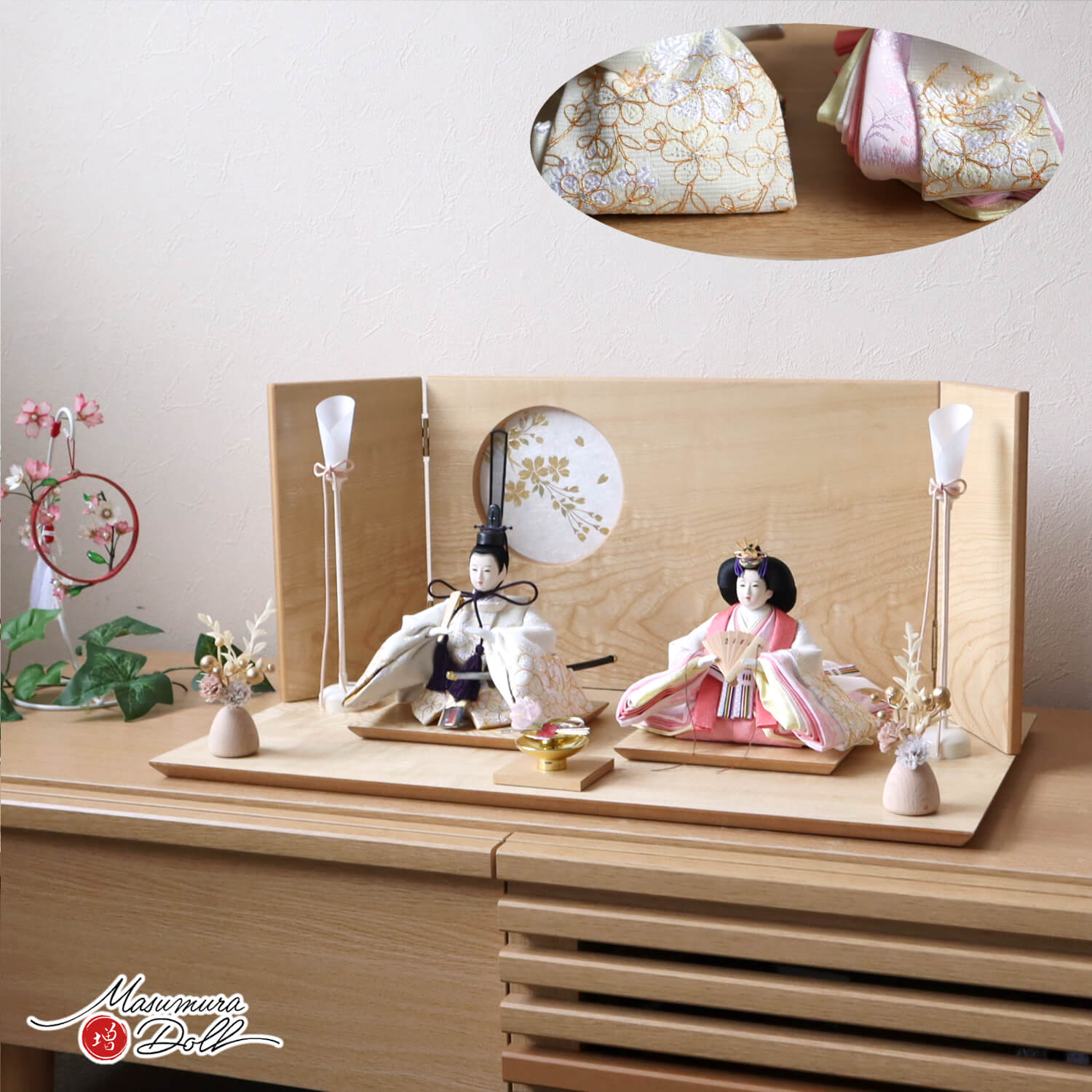 新作 華峰作 芥子 親王 金駒 刺繍 ホワイト 無地扇 ナチュラル栓の木「丸窓金彩桜」台屏風 コードレス燭台 盃飾 ダリアナチュラル ymd 増村人形店 オリジナル 雛人形 白木 おしゃれ 10003232