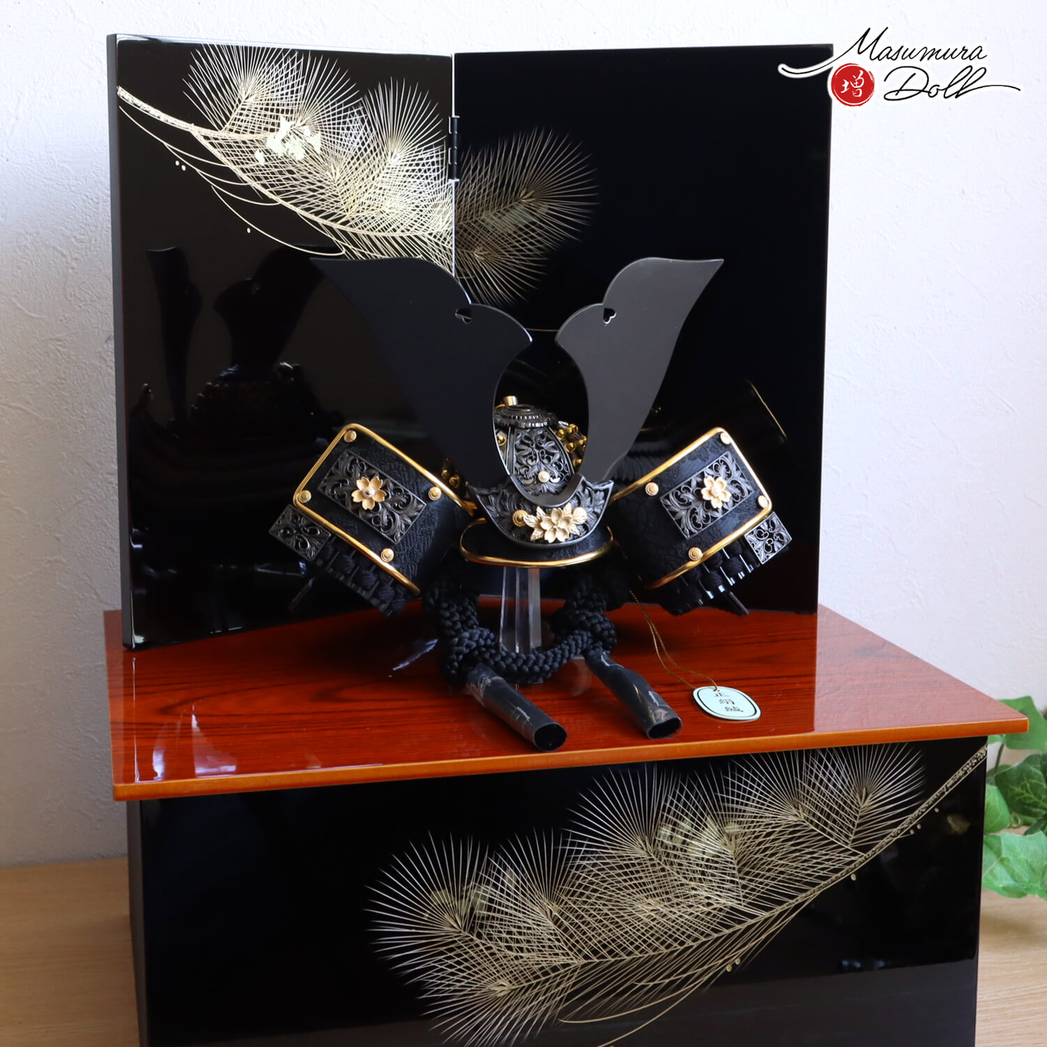 五月人形 【増村オリジナル】 唐草桜金物  8号 白黒縅糸兜  黒小札 共吹返し 会津塗 沈金銀箔蒔絵「松」極上収納箱飾り ymd 増村人形店  緑 青 増村人形店 モダン 収納 シンプル 10003247