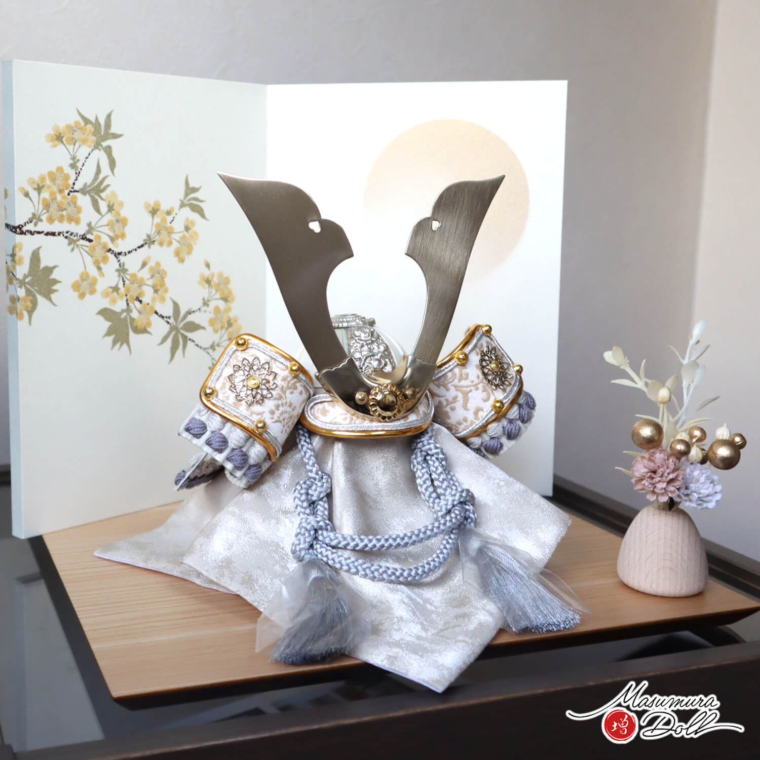 五月人形  洋風金物 本印伝 共吹き返し ゴールド ★ 兜 白糸 無双結び 二曲屏風「月に枝桜」ダリアナチュラル ナチュラル杉製飾台 増村人形店 白鉢  オリジナル 10003252