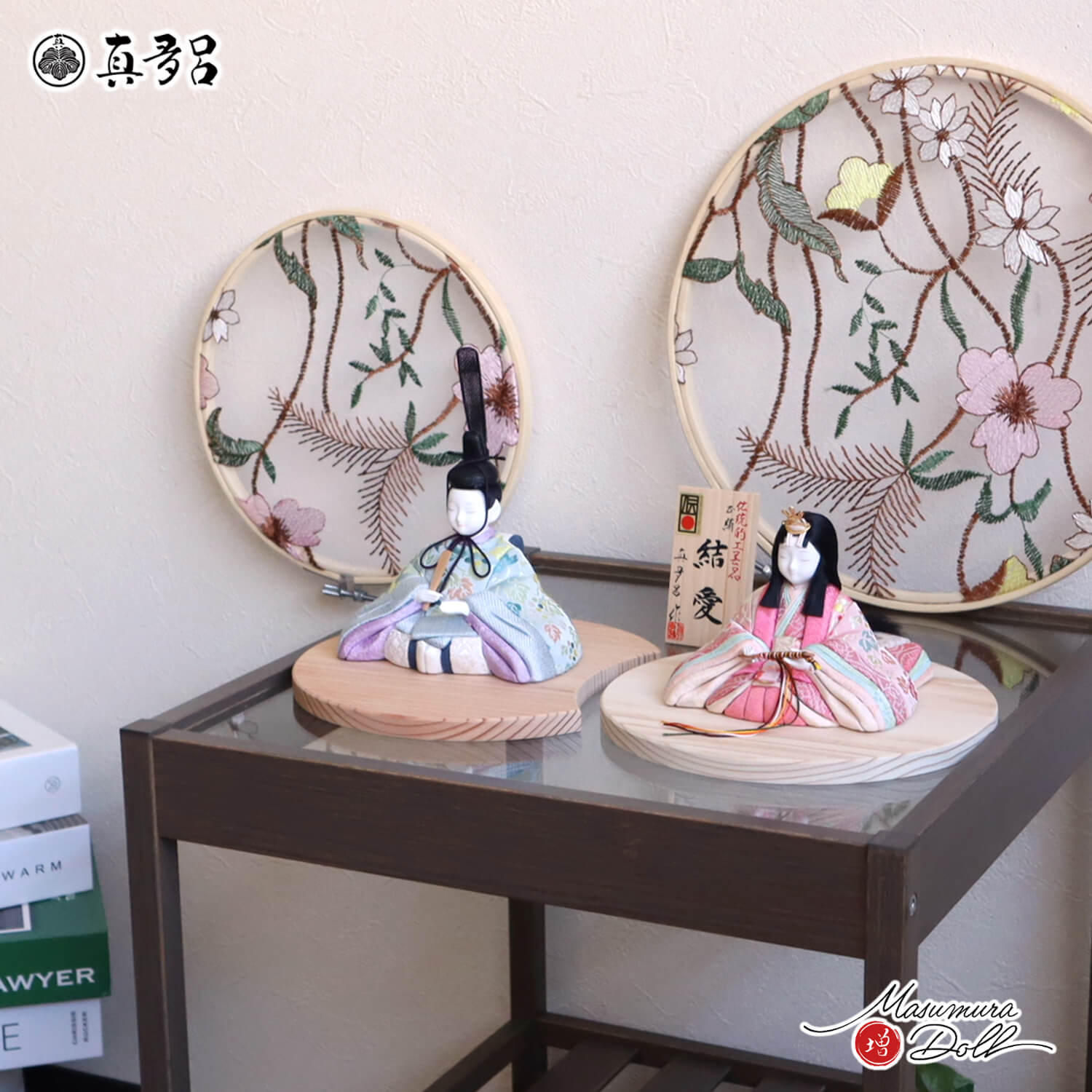 雛人形 伝統的工芸品 三世・金林真多呂作 『結愛』 正絹西陣織 国産杉製月飾台(大) 煌珠 増村人形店 木目込み人形 モダン 10003278