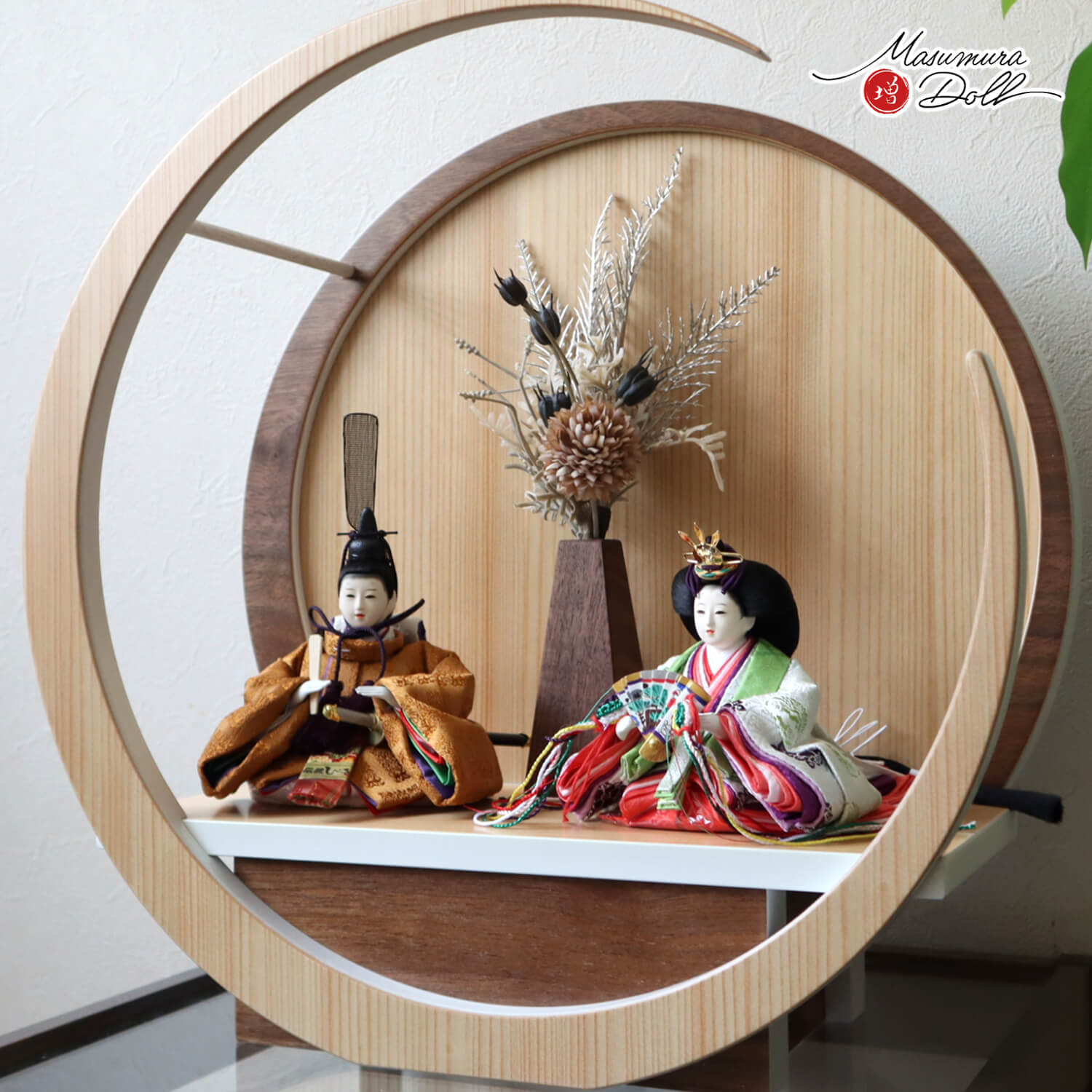 雛人形 新作 華峰作 柳 親王 黄櫨染 天皇陛下 雅子様 令和 即位 十二単 正絹西陣織 37A 月-tsuki- 日本製円形ナチュラル杉・ウォールナット飾り モダンフラワー三角錐 壁掛け対応 増村人形店 ミニサイズ 10003284