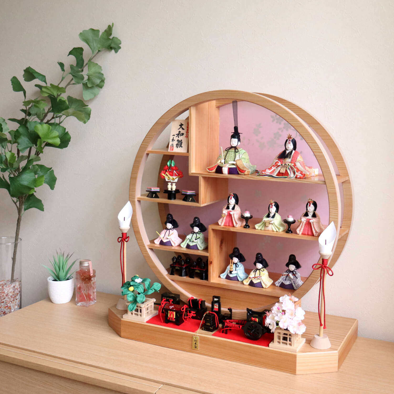 雛人形 木村一秀作 国産杉・円窓飾り 大和雛10人飾り 総木製道具九品 ナチュラル燭台飾り 円形 丸窓 丸型 ひな人形 十人 木目込み人形 10000659