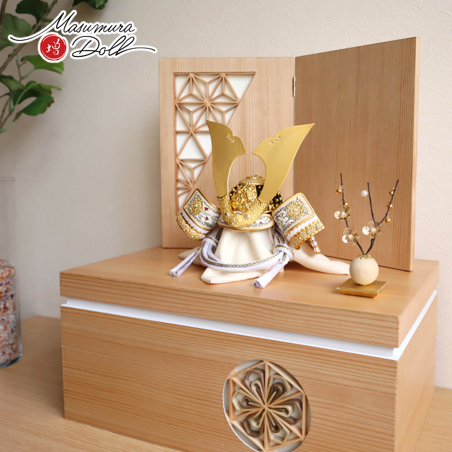 五月人形 伝統工芸士・平安晴峰作 7号 錫金物 正絹白糸縅 無双結び 本印伝共吹き返し 大川組子(伝統的工芸品)収納 クリアフラワーゴールド梅 天賦 増村人形店 10001475