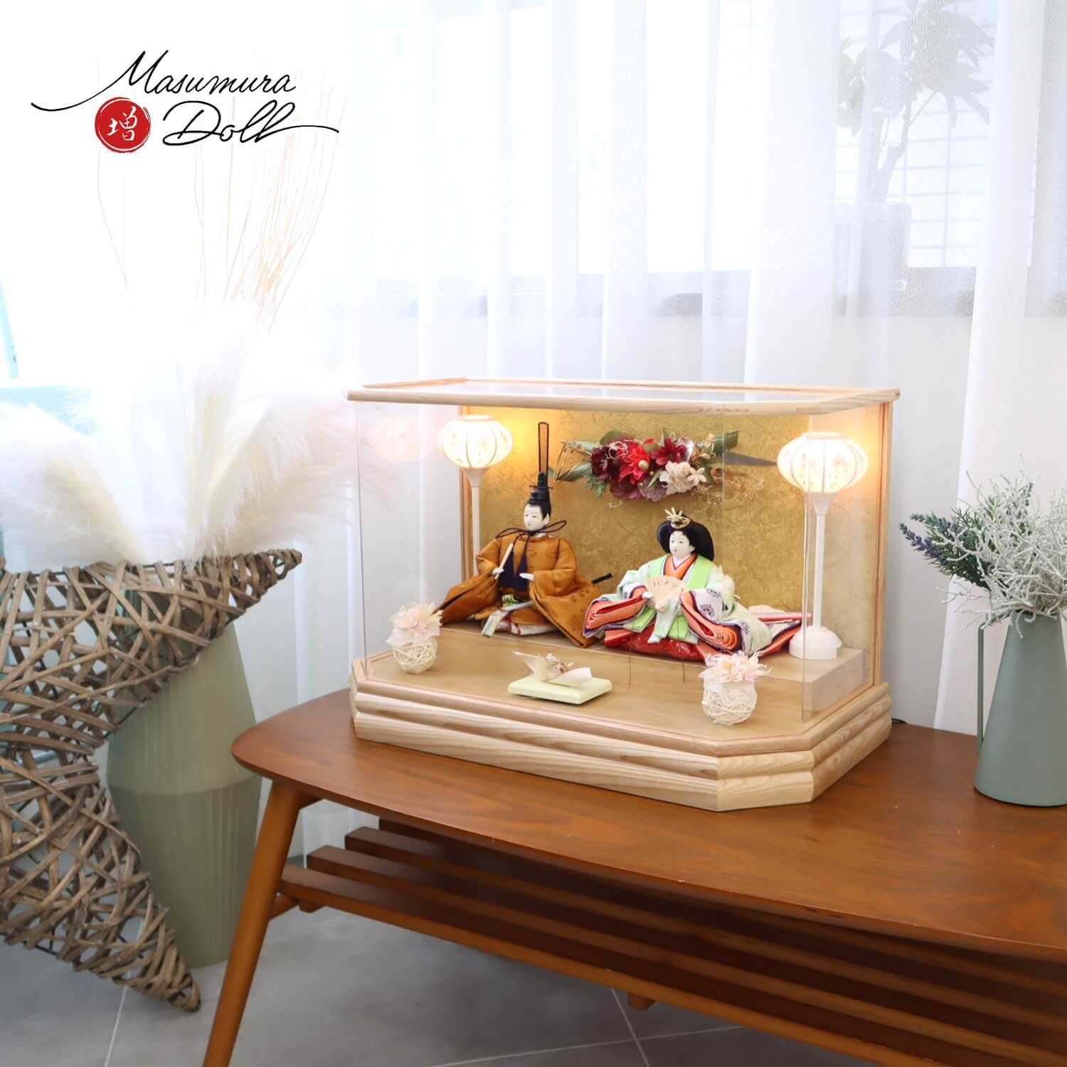 雛人形 伝統工芸士・清水光雲作 25号 芥子 正絹西陣織即位礼正殿の儀 雅子皇后陛下御装束 黄櫨染 無地扇 誉勘商店高級シルク仕様 白木枠六角パノラマ アクリルケース ゴールドバック 手描き雪洞 かぶせ式 アートフラワー ラタン 雅子様 ケース飾り 10002242