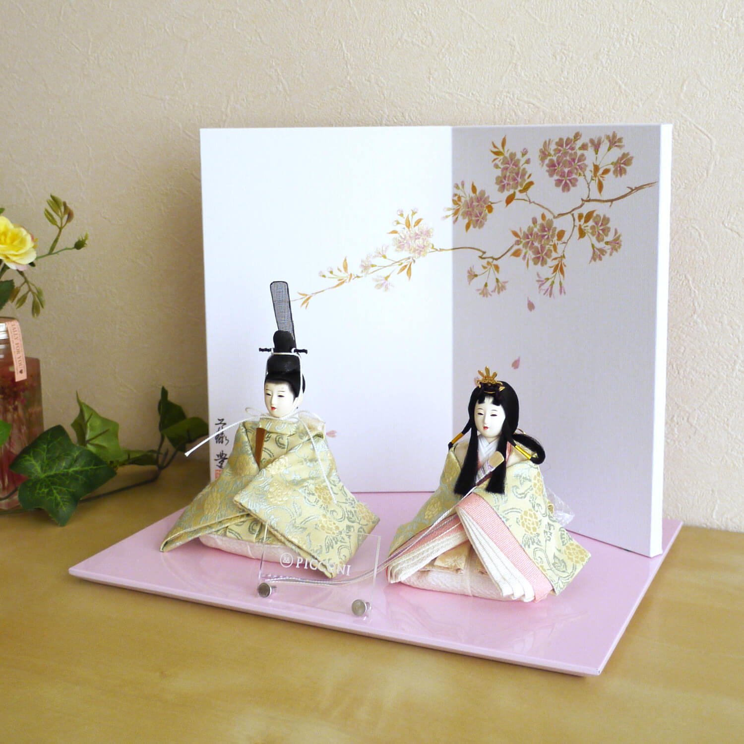 雛人形 小西実作 PICCONI 結-ゆい- Rinおさげ髪 京製正絹西陣織 京製屏風手描「朝桜」ピンク飾台 ひな人形 京人形 ピッコニ ぴっこに 増村人形店 picyuirinosaas